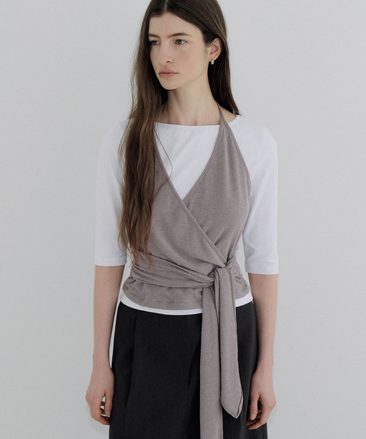 아워코모스(OURCOMOS) layered halter wrap T-shirt (cocoa) orc 6104