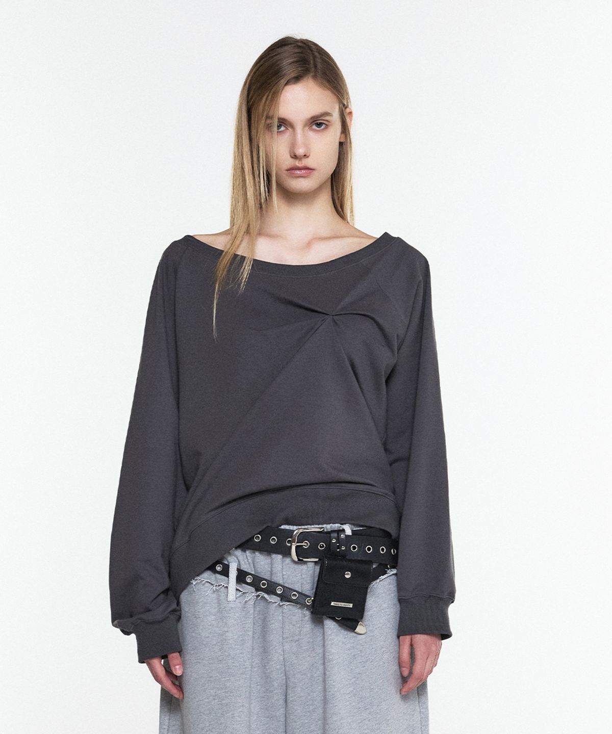 쓰리투에이티(THREE TO EIGHTY) PIN-TUCK ASYMMETRIC LONG SLEEVE CHARCOAL