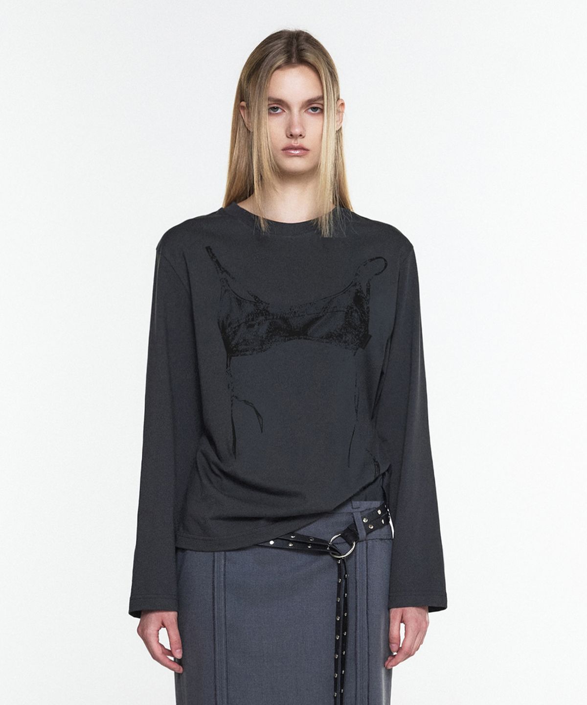 쓰리투에이티(THREE TO EIGHTY) SNAP BUSTIER GRAPHIC TEE CHARCOAL