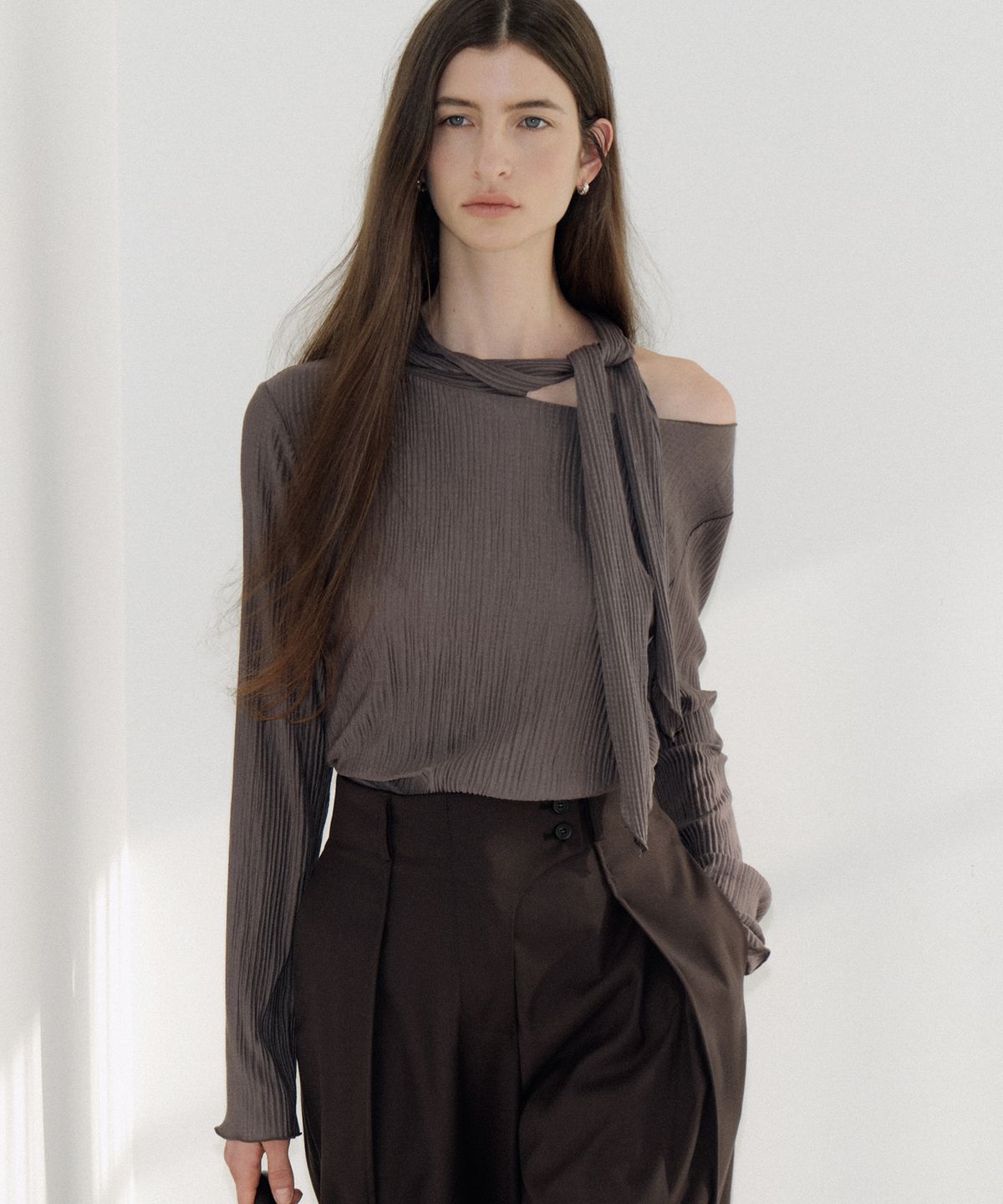 아워코모스(OURCOMOS) soft pleated scarf T-shirt (taupe) orc 6107