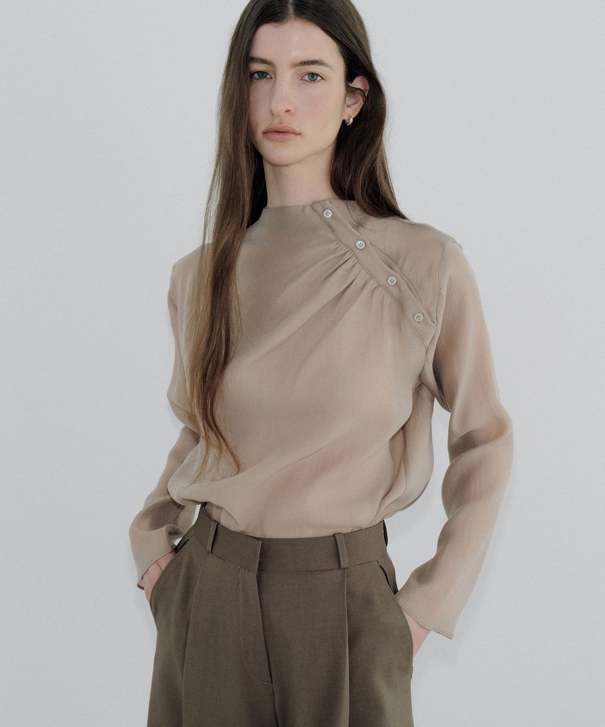 아워코모스(OURCOMOS) high-neck shirring blouse (mocha) orc 6112