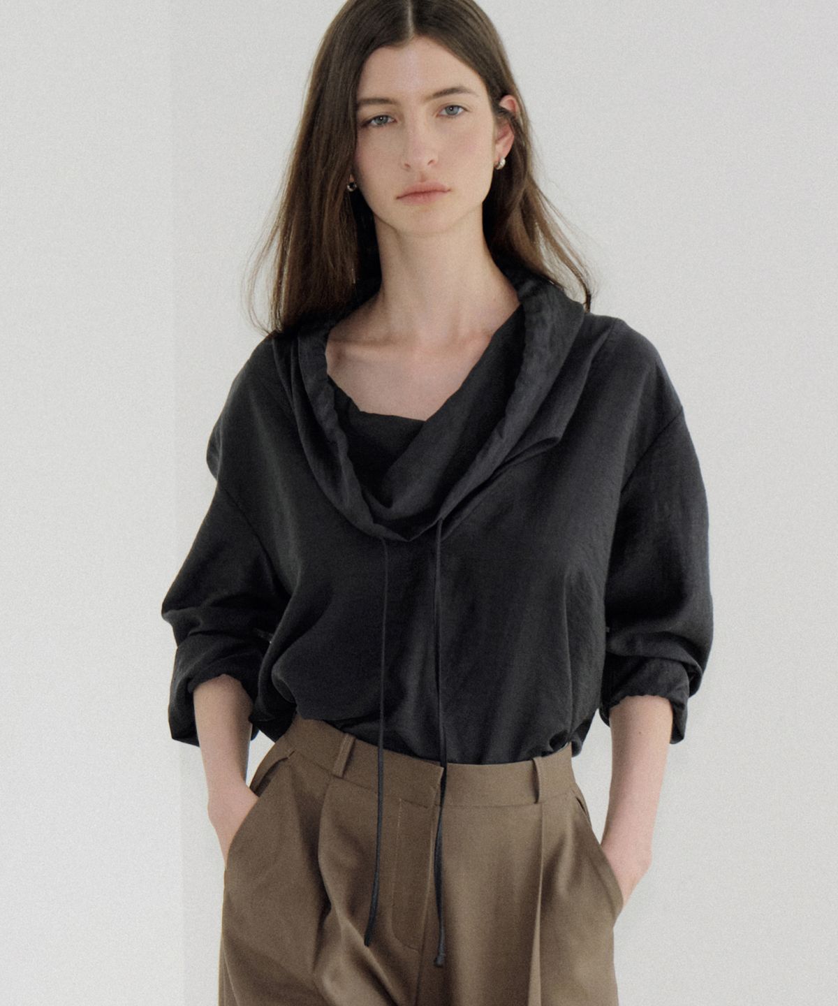 아워코모스(OURCOMOS) draped cowl hood blouse (midnight) orc 6115