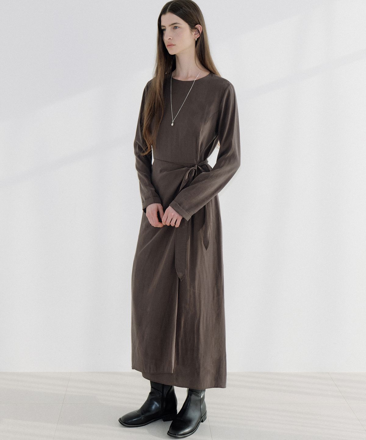 아워코모스(OURCOMOS) diagonal strap dress (dark brown) orc 6120
