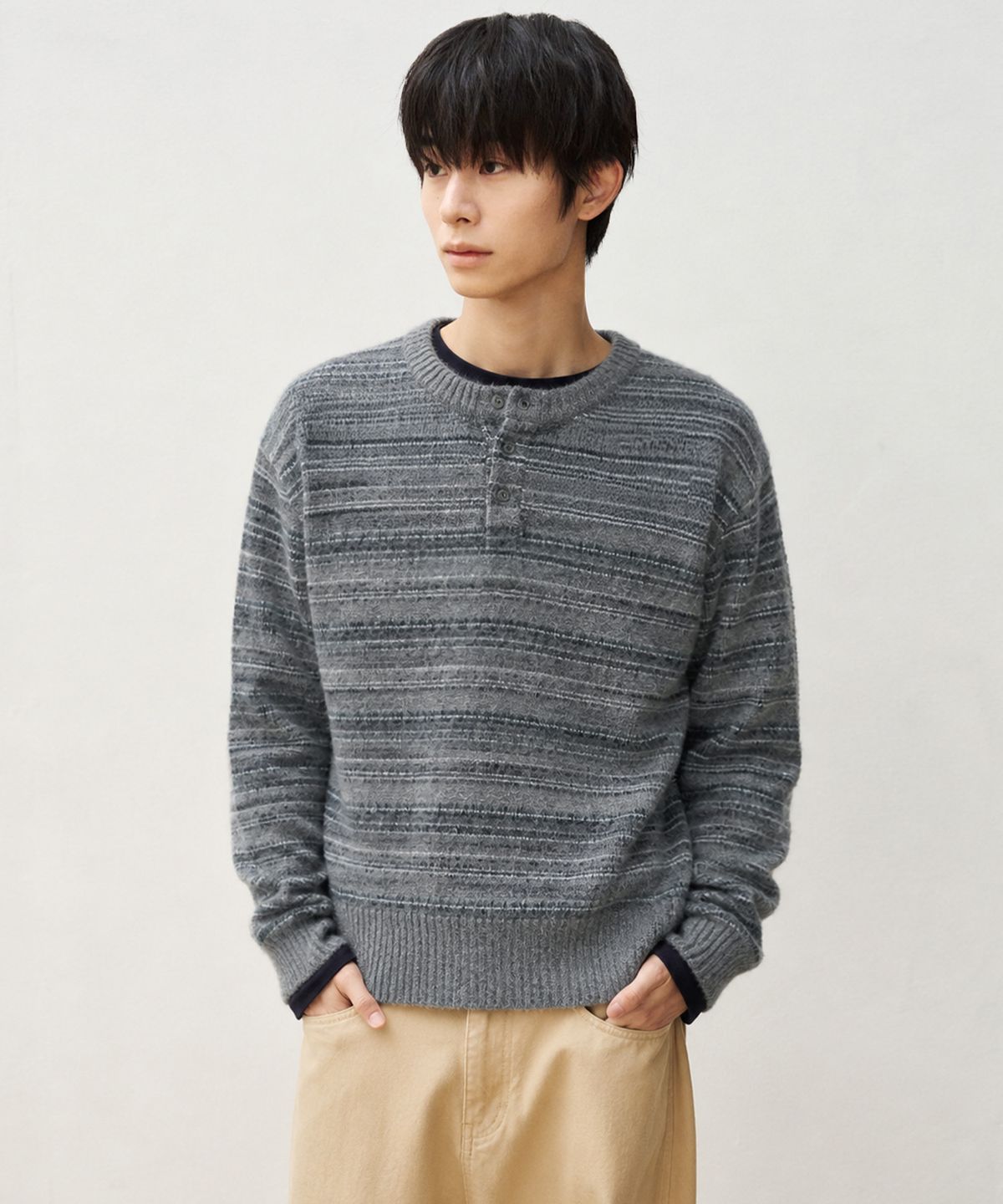 아워데이즈(OURDAYZ) 퍼지 헤어리 스트라이프 헨리넥 니트 [GREY]