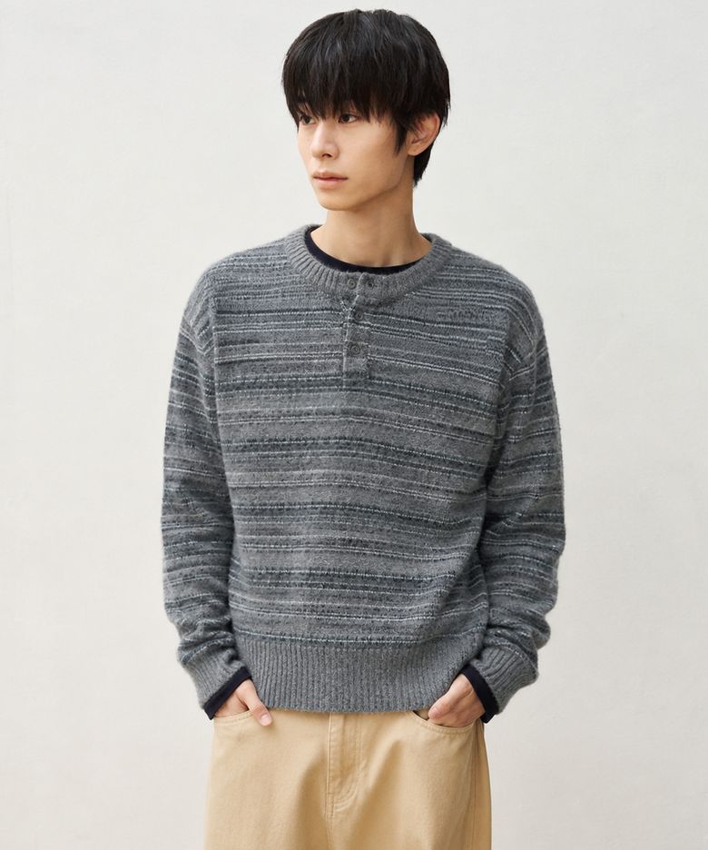퍼지 헤어리 스트라이프 크롭 헨리넥 니트 [GREY]