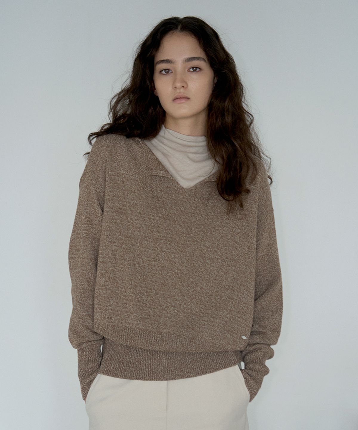 위에버(WEEVER) V neck slit loose fit knit brown