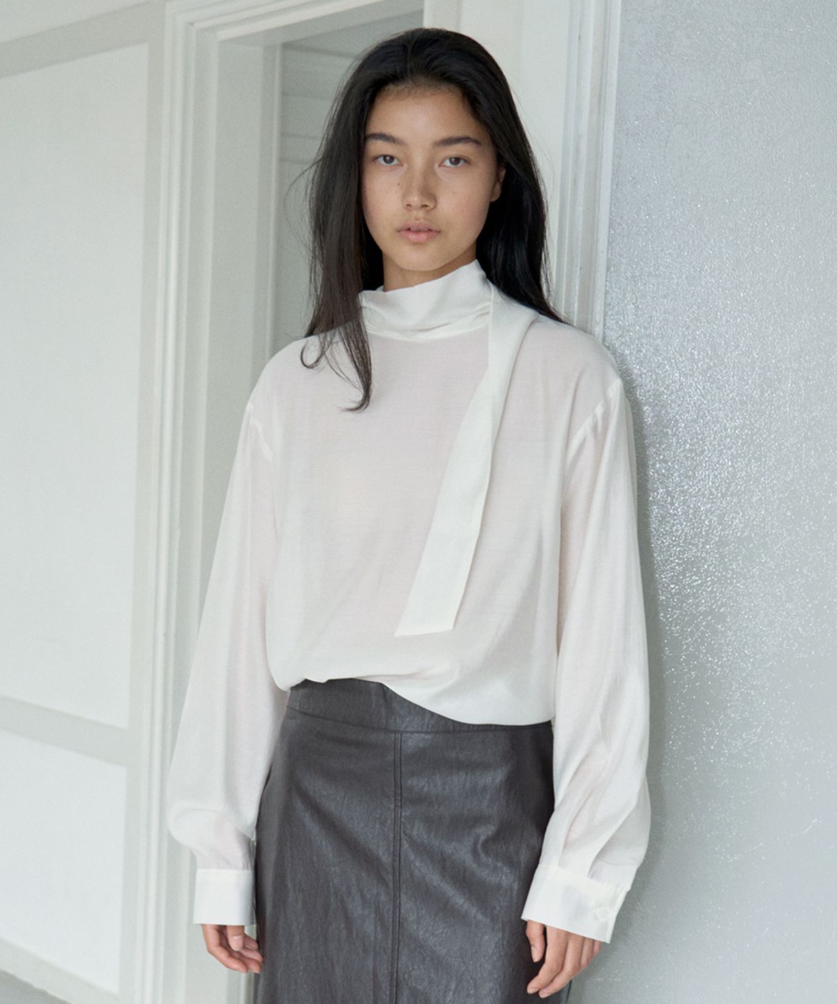 위에버(WEEVER) 2way scarf modal blouse ivory