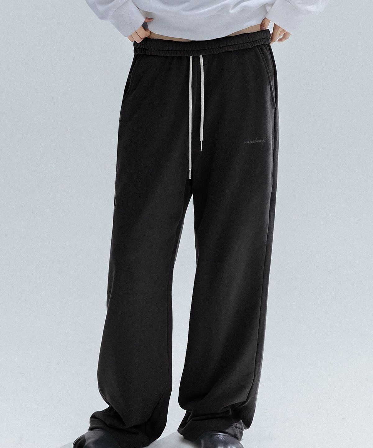 앤하츠(ANNEHEARTS) Wide String 2WAYS Sweatpants_BLACK