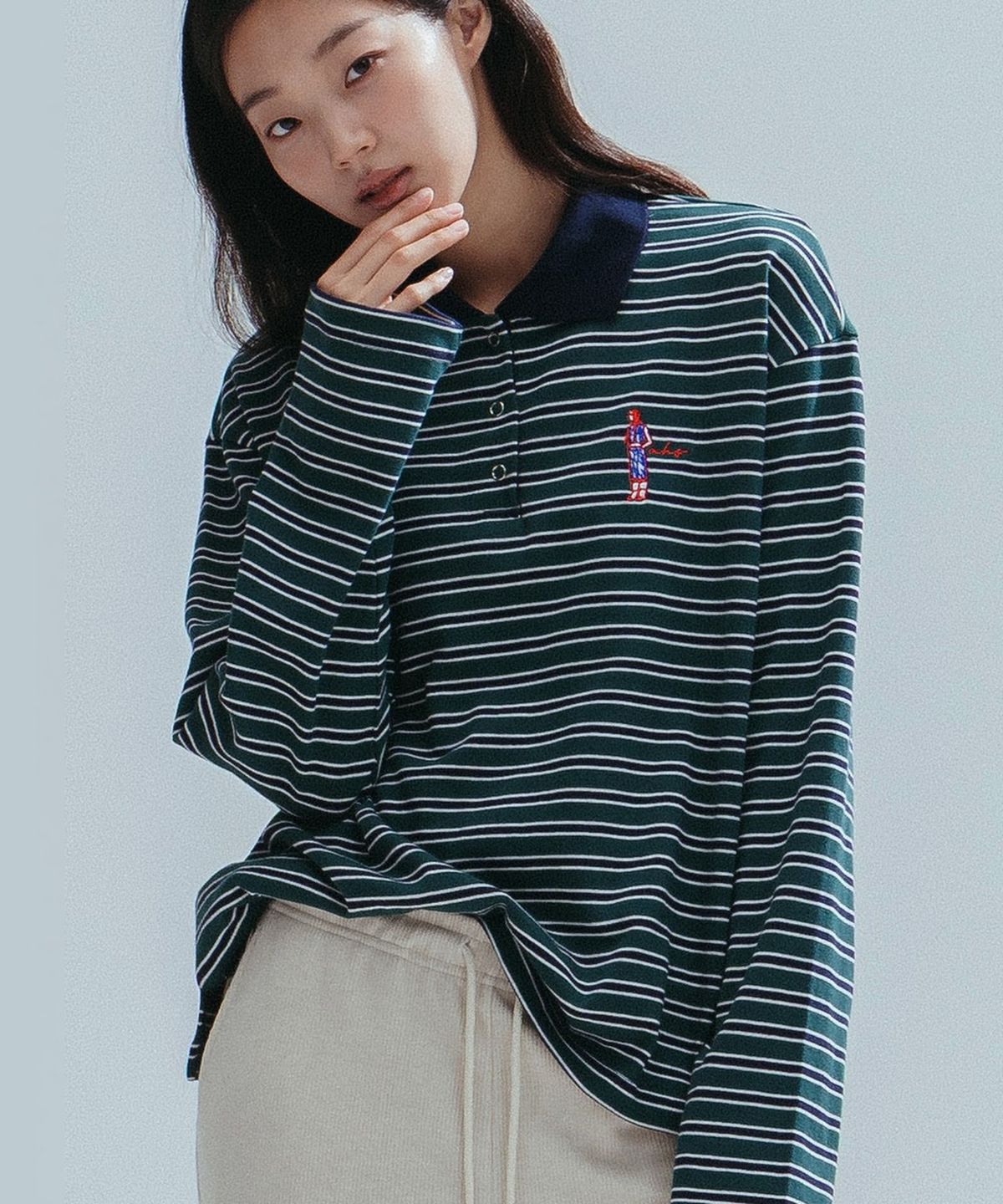 앤하츠(ANNEHEARTS) Girl Emblem Polo Tee_GREEN