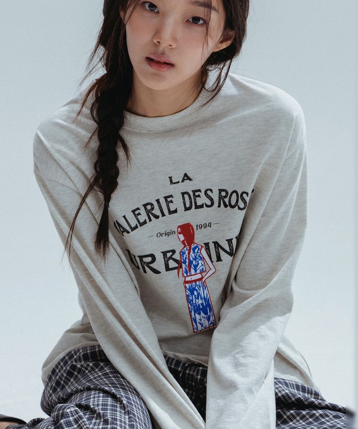 앤하츠(ANNEHEARTS) French Muse Artwork Long Sleeve_OATMEAL