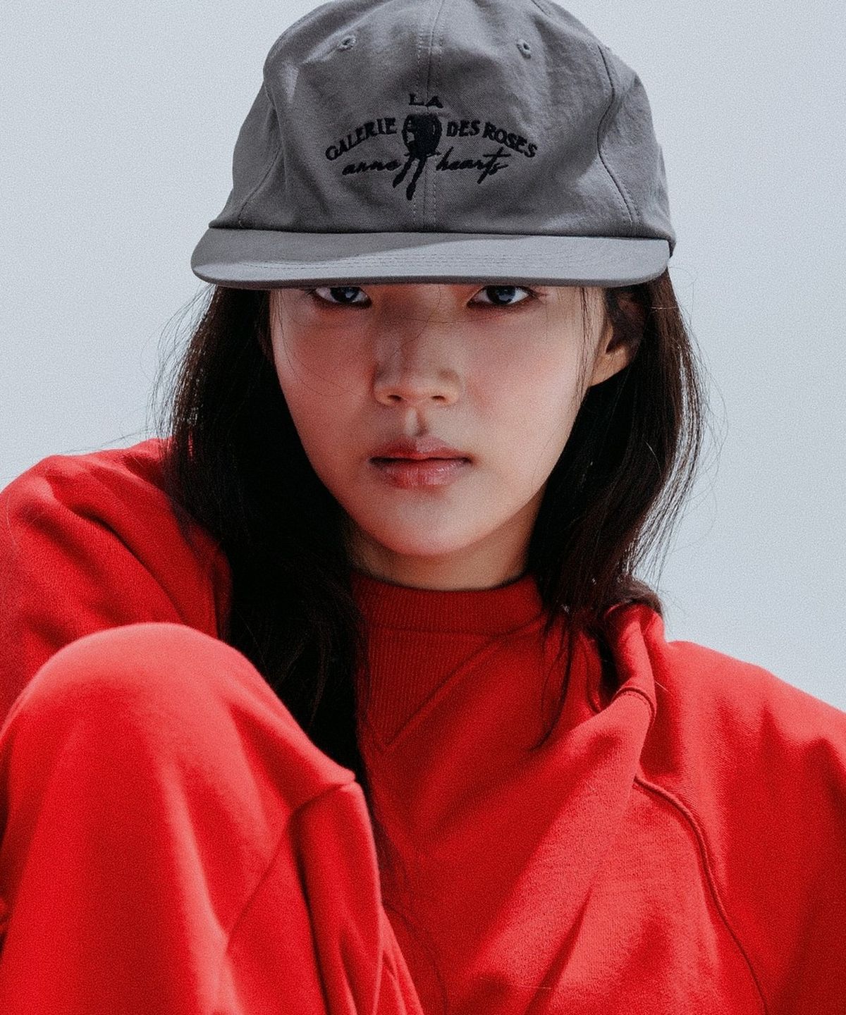 앤하츠(ANNEHEARTS) Girl Emblem Short Brim Cap_CHARCOAL