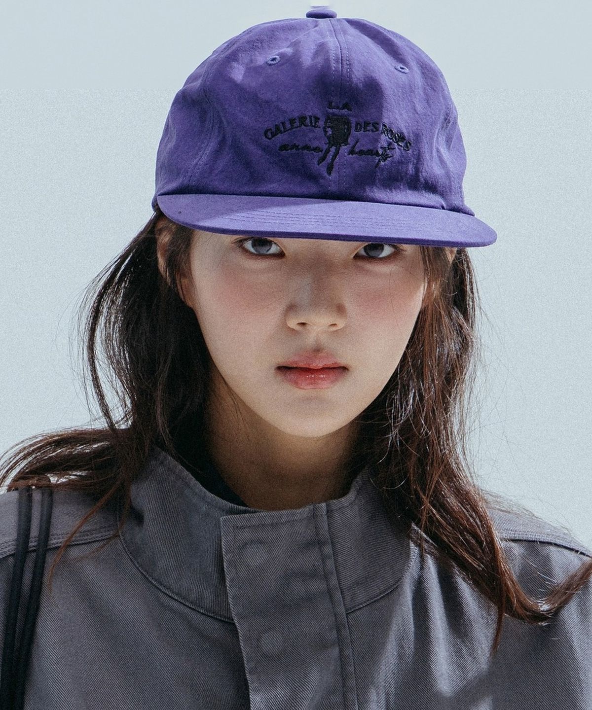 앤하츠(ANNEHEARTS) Girl Emblem Short Brim Cap_PURPLE