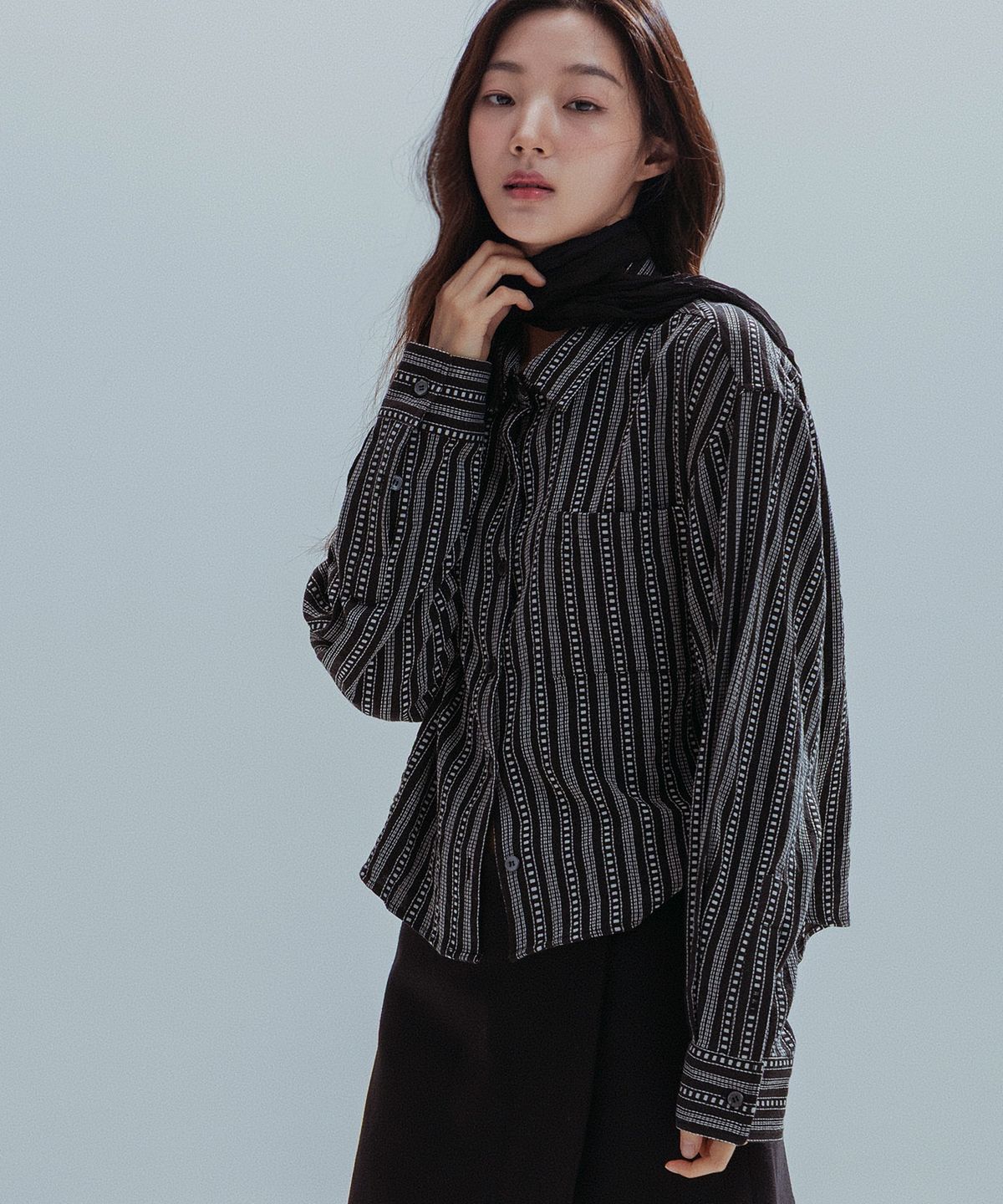 앤하츠(ANNEHEARTS) Stitch Line Stripe Crop Shirt_BLACK