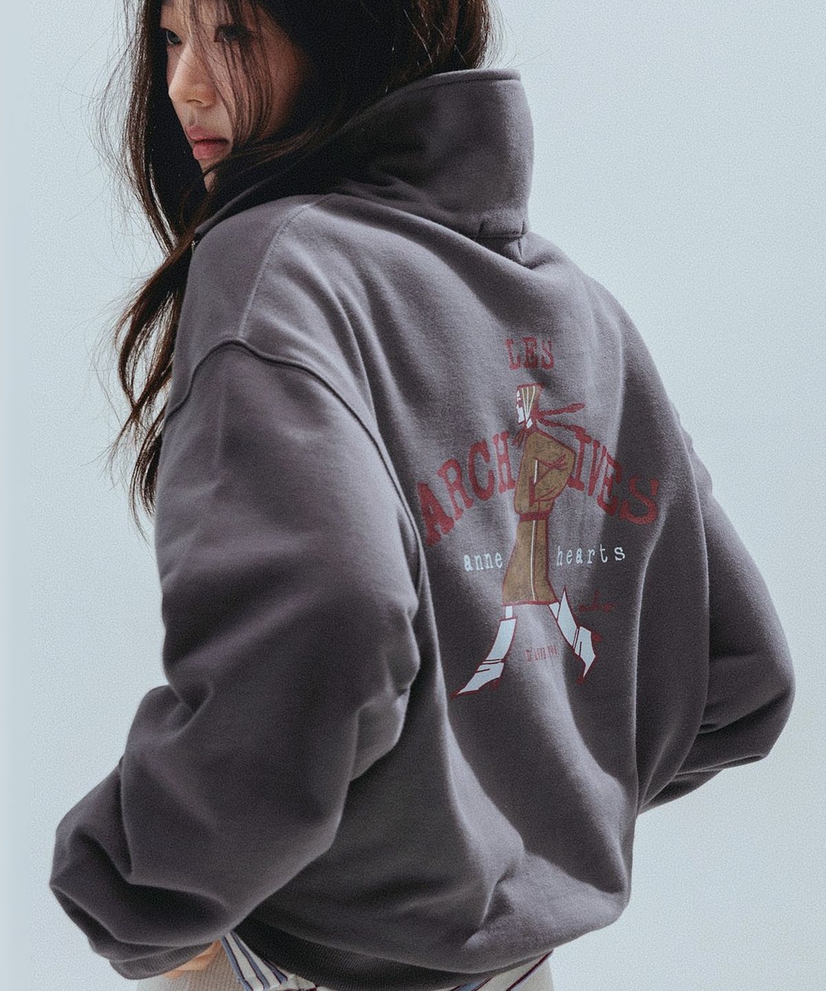 앤하츠(ANNEHEARTS) Walking Girl Archive Half Zip-Up_CHARCOAL