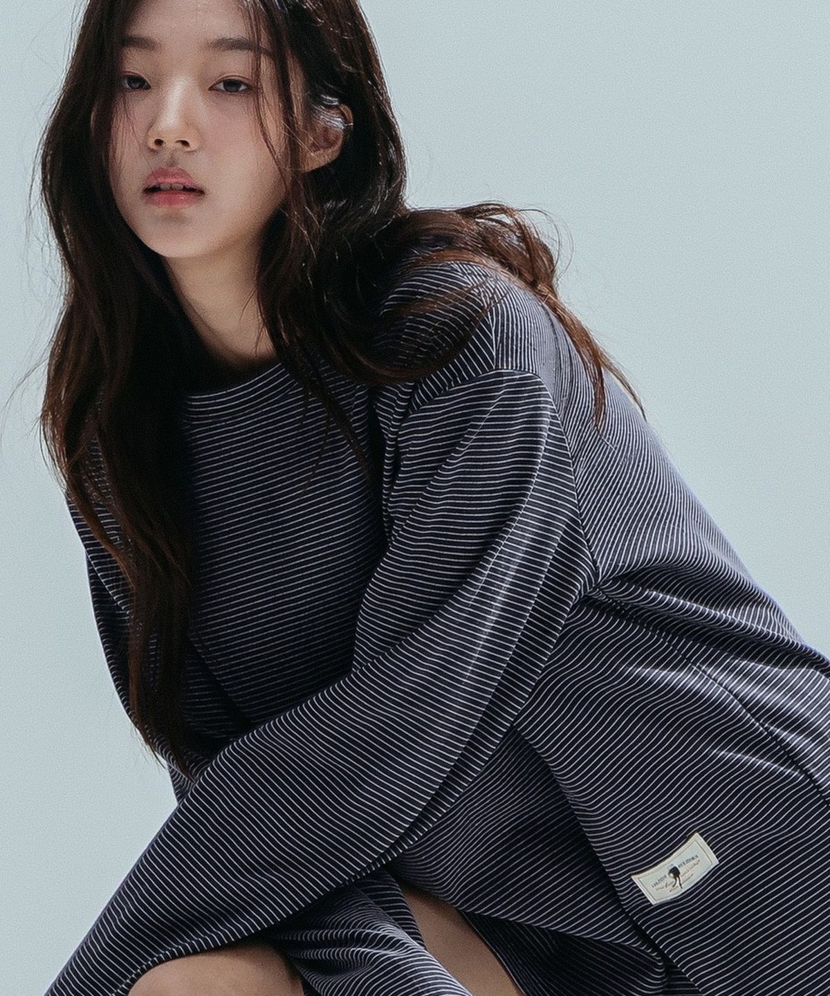 앤하츠(ANNEHEARTS) Fine Stripe Round Tee_BLACK