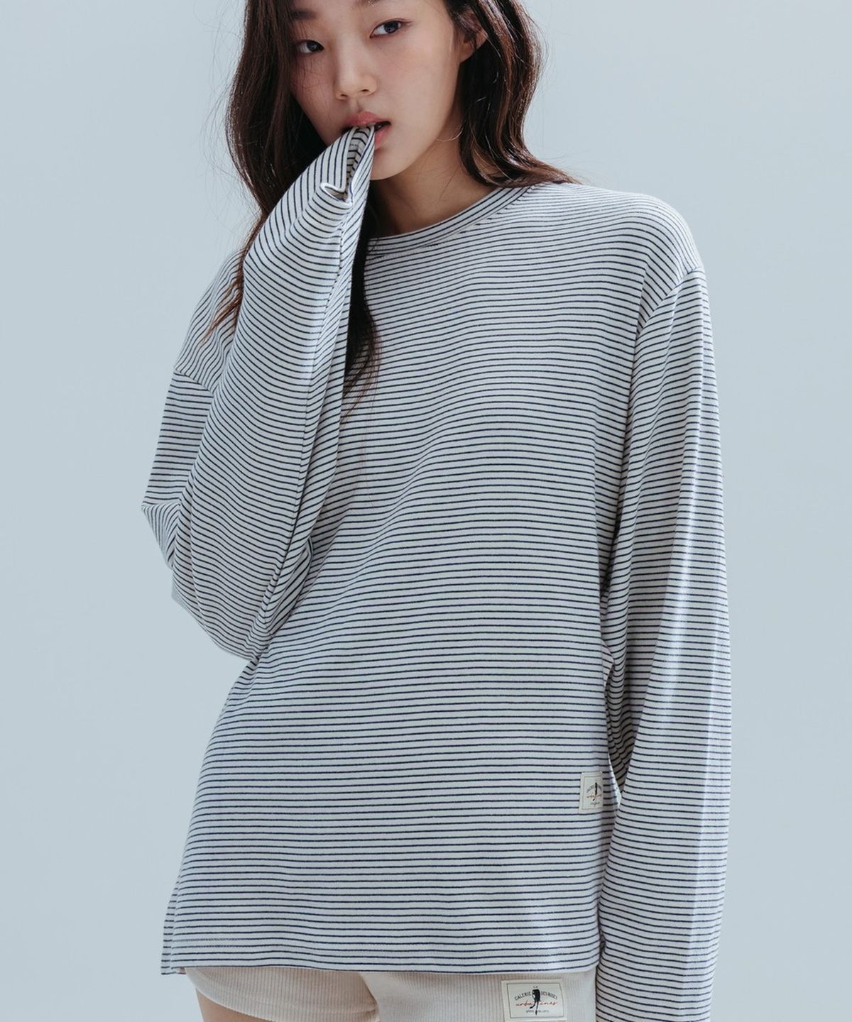 앤하츠(ANNEHEARTS) Fine Stripe Round Tee_IVORY
