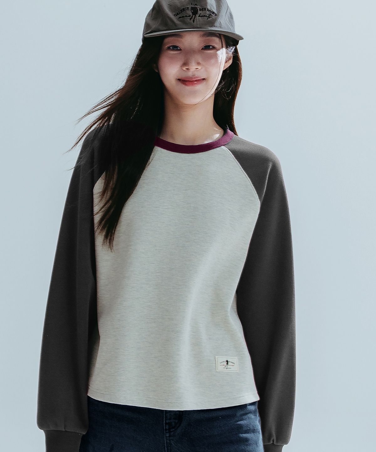 앤하츠(ANNEHEARTS) Waffle Color Block Raglan Tee_CHARCOAL