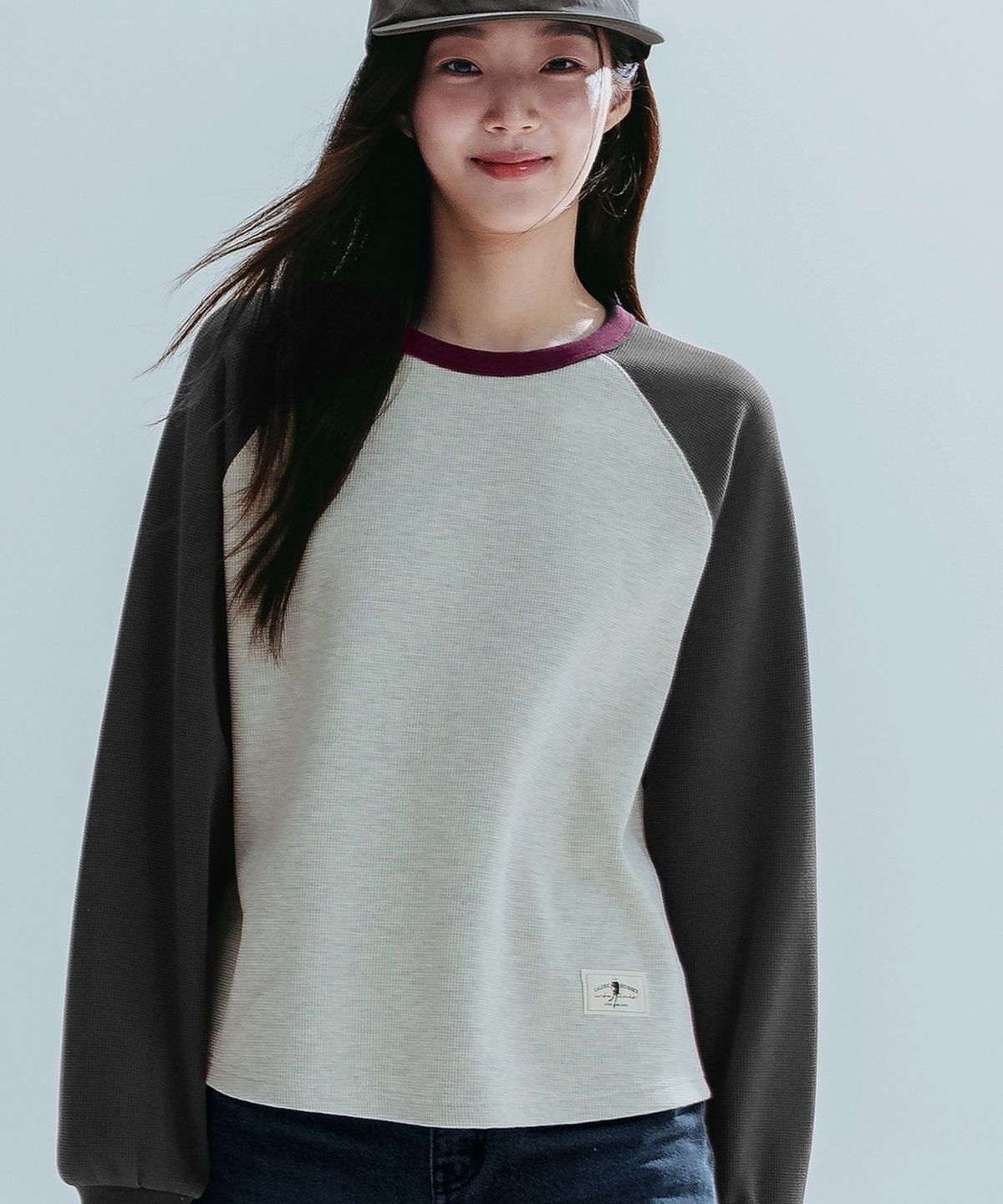 앤하츠(ANNEHEARTS) Waffle Color Block Raglan Tee_CHARCOAL