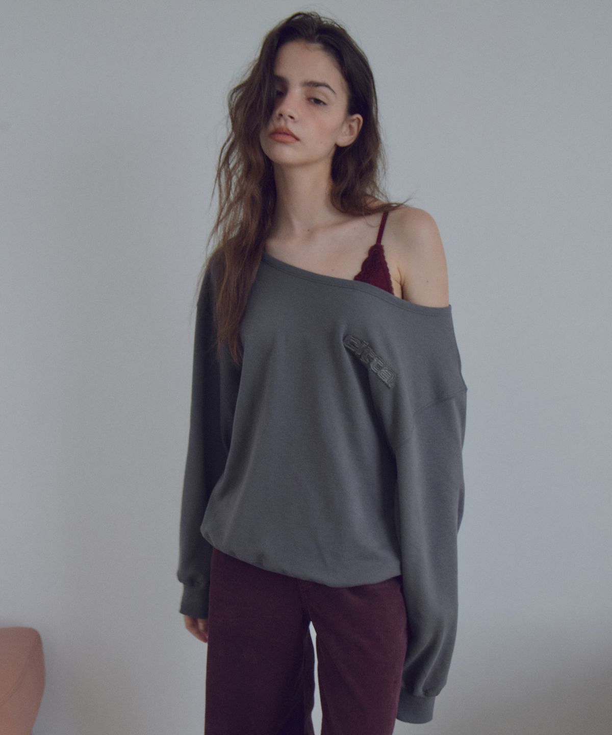 씨타(CITTA) Off-Shoulder Applique Sweatshirt_CTT3042(Charcoal)
