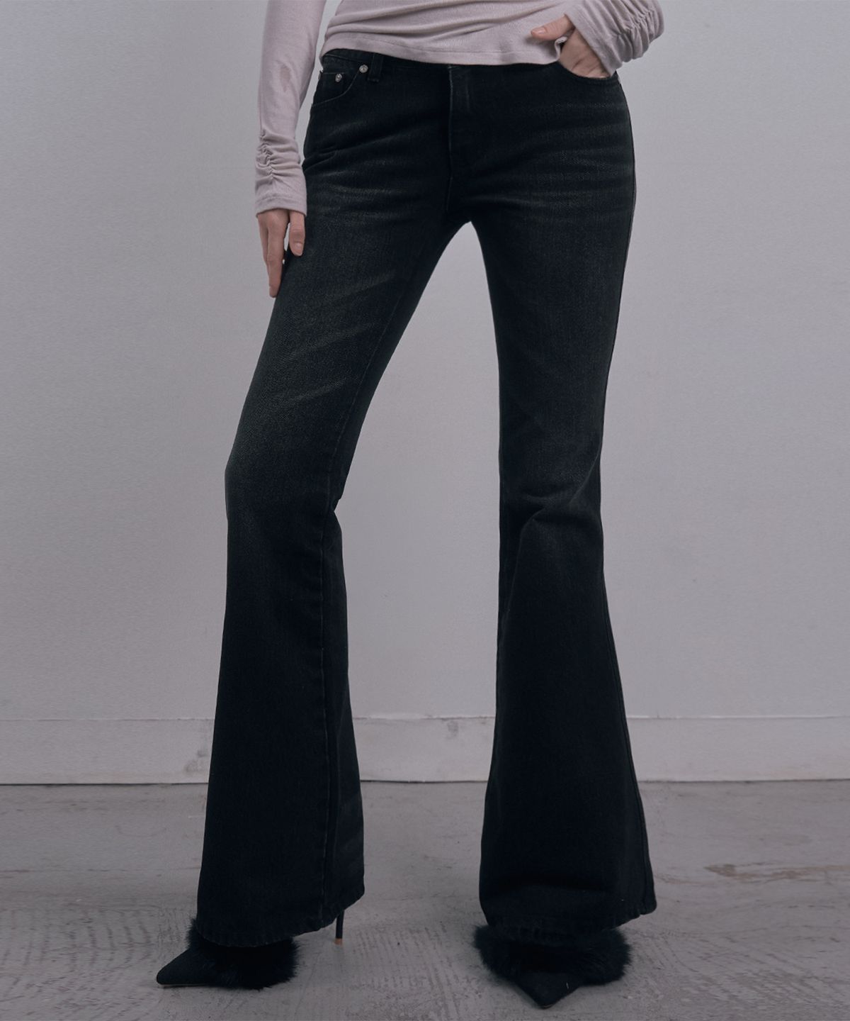 데미오(DAMIO) Washed Mid-Rise Bootcut Denim (Stone Black)
