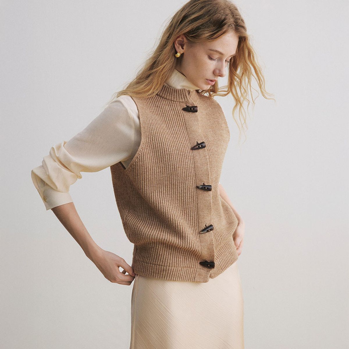 와이와이아이엠(YYIAM) YY_Layered horn button vest top