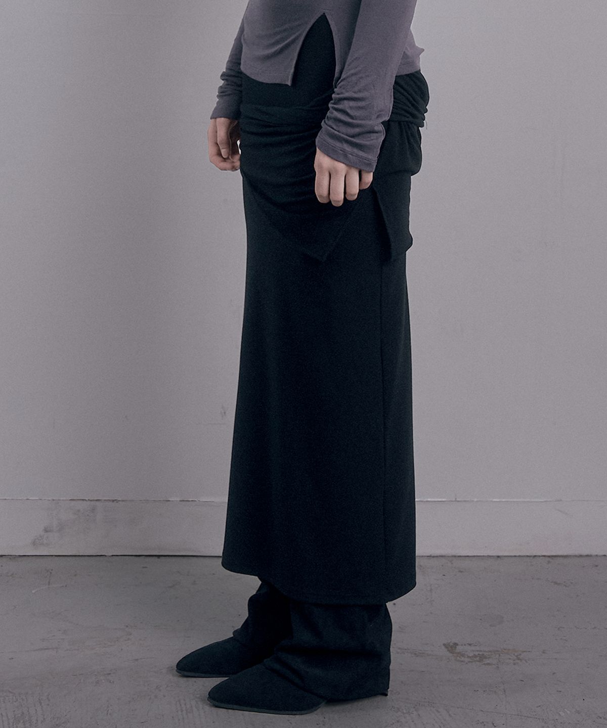 데미오(DAMIO) Sculpted Wrap Long Skirt (Black)