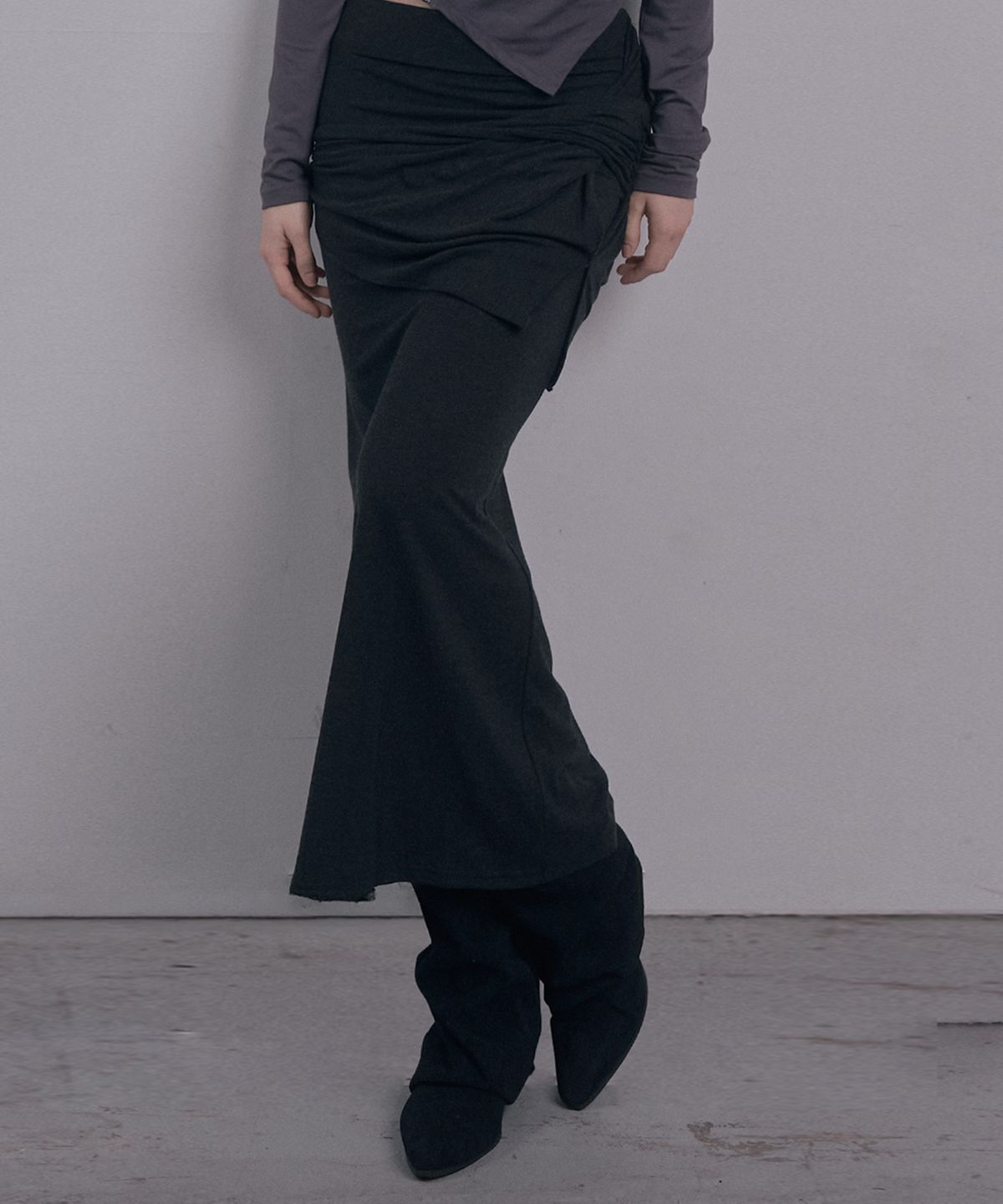 데미오(DAMIO) Sculpted Wrap Long Skirt (Dark Gray)