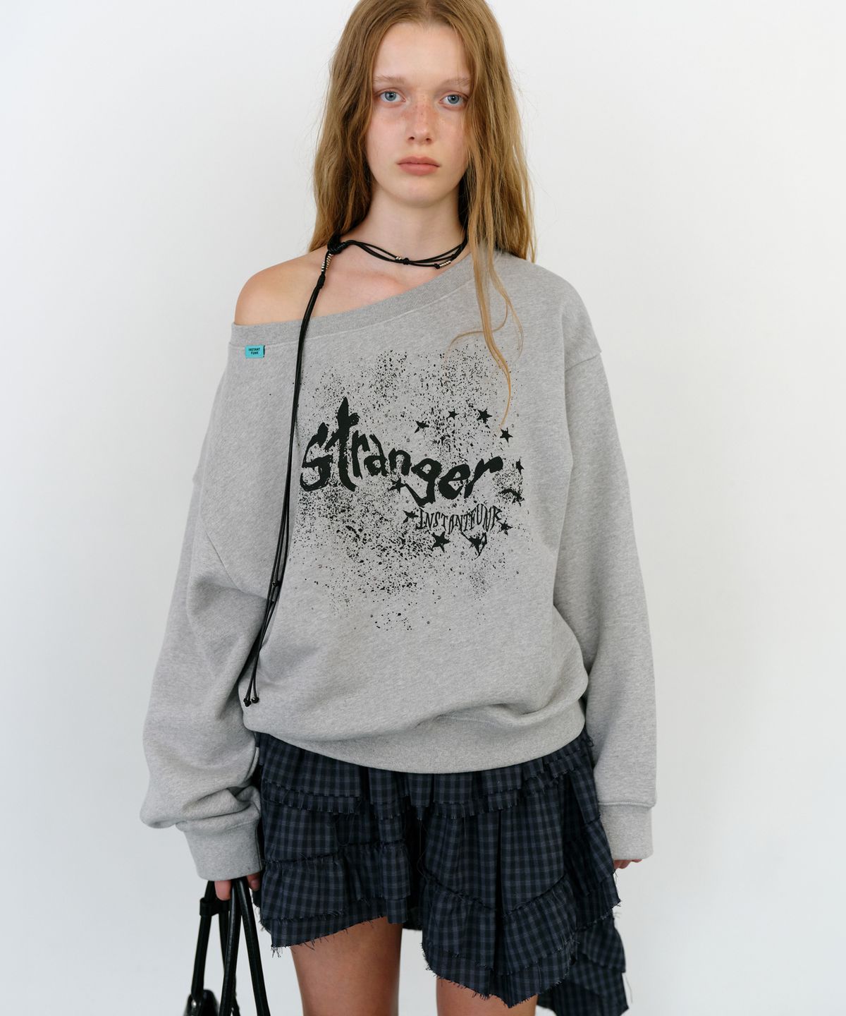 인스턴트펑크(INSTANTFUNK) GRAPHIC SCOOP NECK OFF SHOULDER SWEATSHIRTS - MELANGE GREY