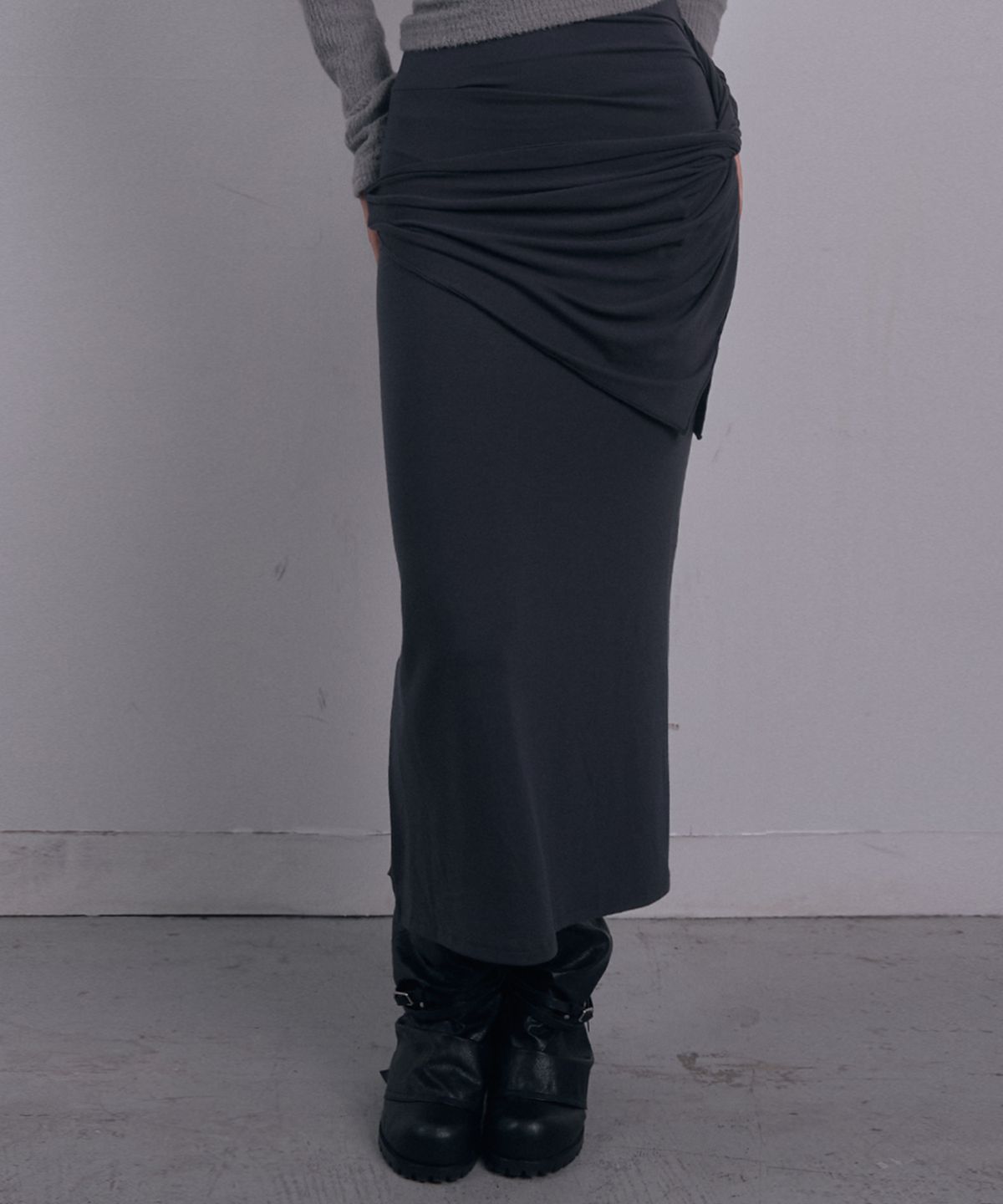 데미오(DAMIO) Sculpted Wrap Long Skirt (Charcoal)