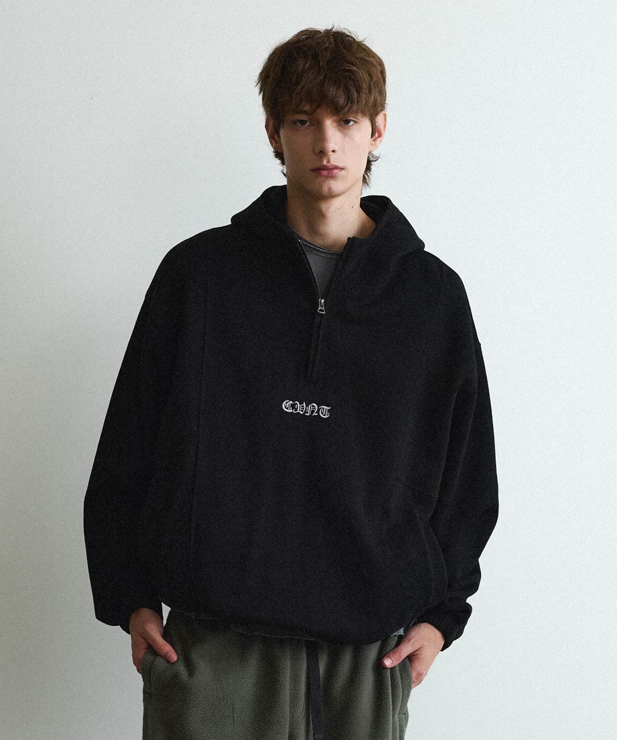 커버낫(COVERNAT) 디플로마 CVNT 커브드 하프집업 후디 블랙