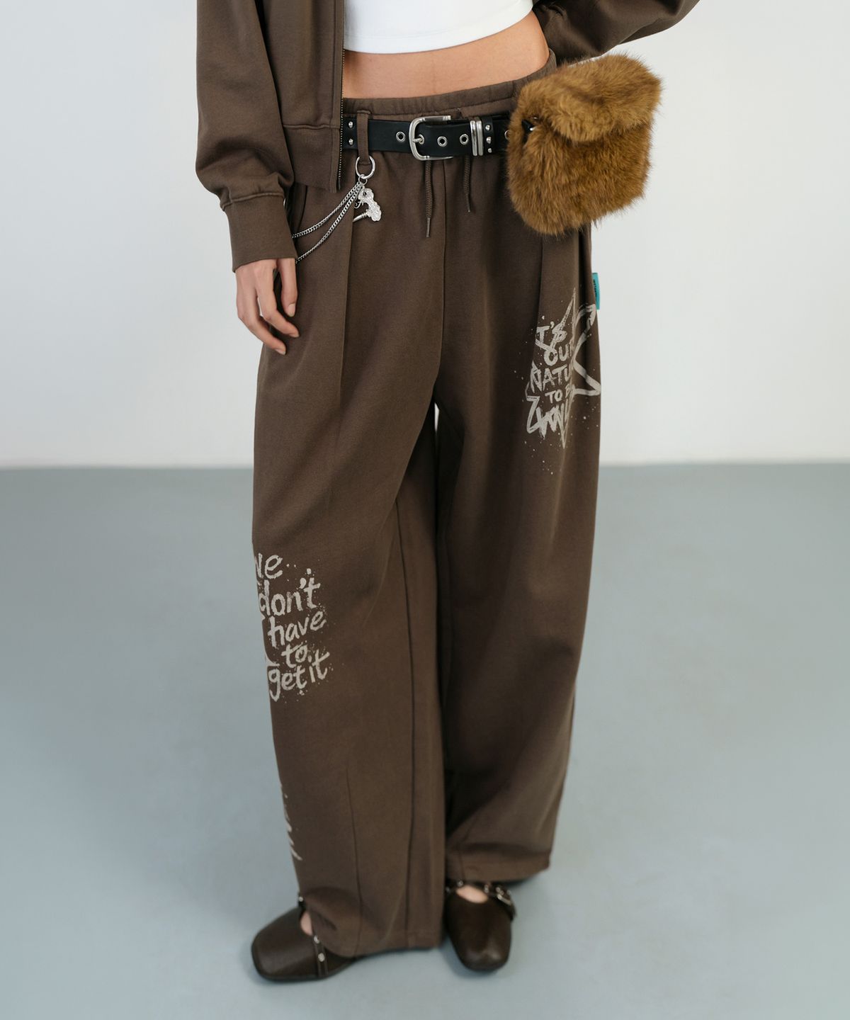 인스턴트펑크(INSTANTFUNK) WASHED GRAPHIC SWEAT PANTS - BROWN