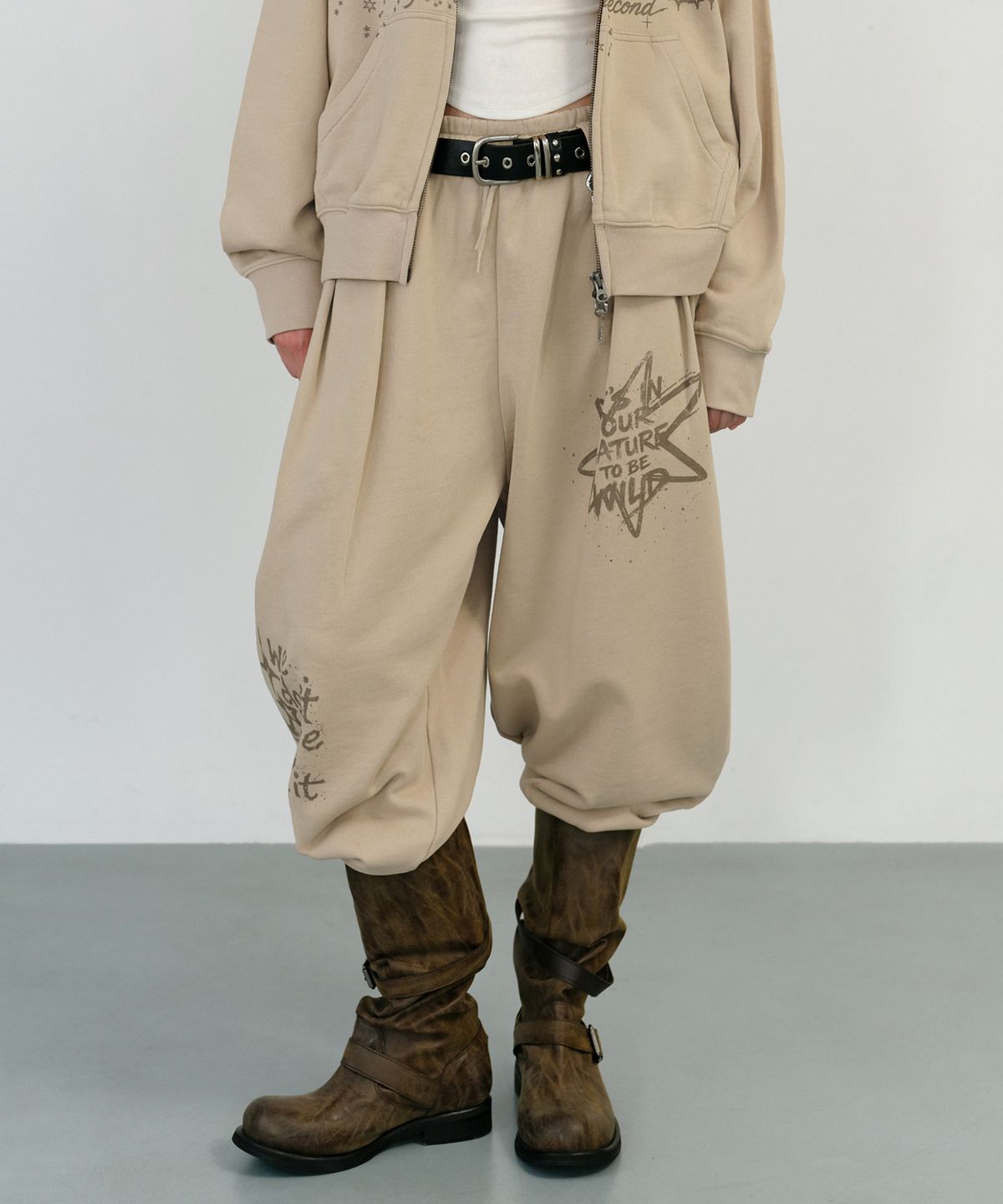 인스턴트펑크(INSTANTFUNK) WASHED GRAPHIC SWEAT PANTS - BEIGE