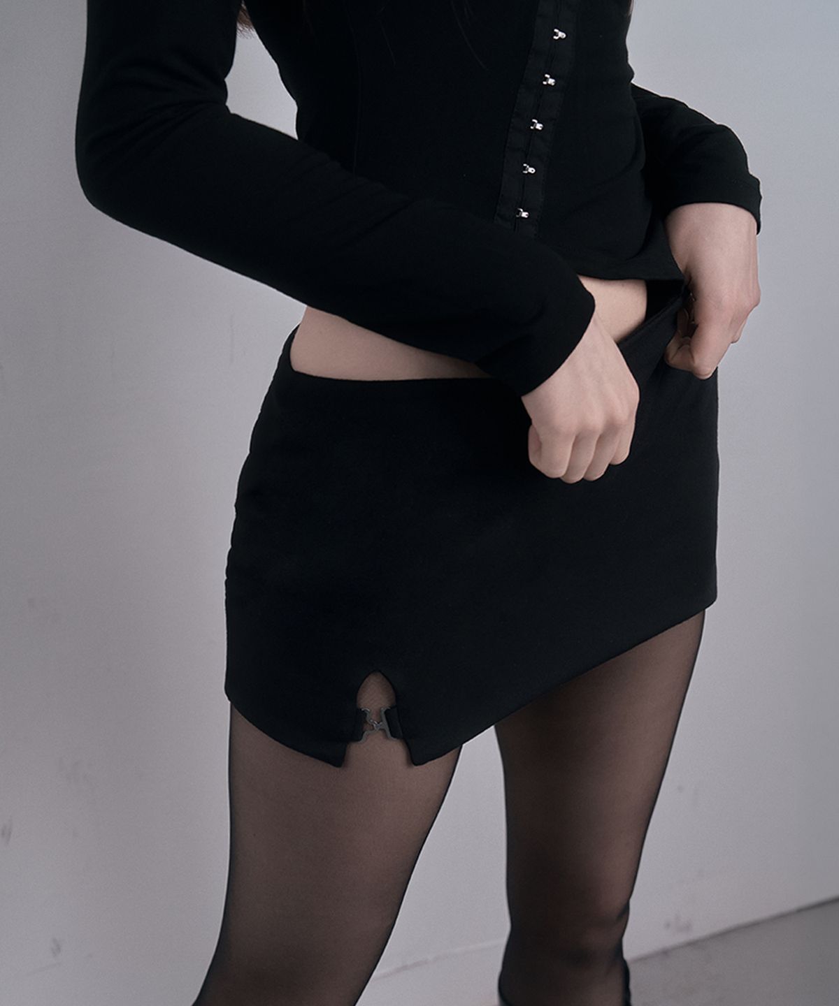 데미오(DAMIO) Buckle Mini Skirt (Black)