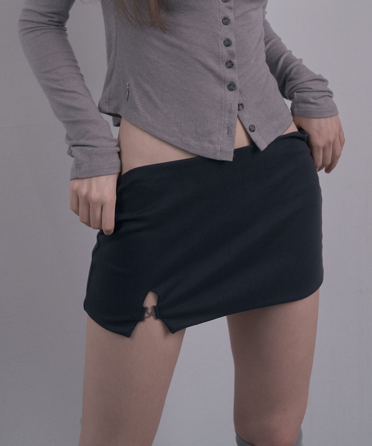 데미오(DAMIO) Buckle Mini Skirt (Charcoal)