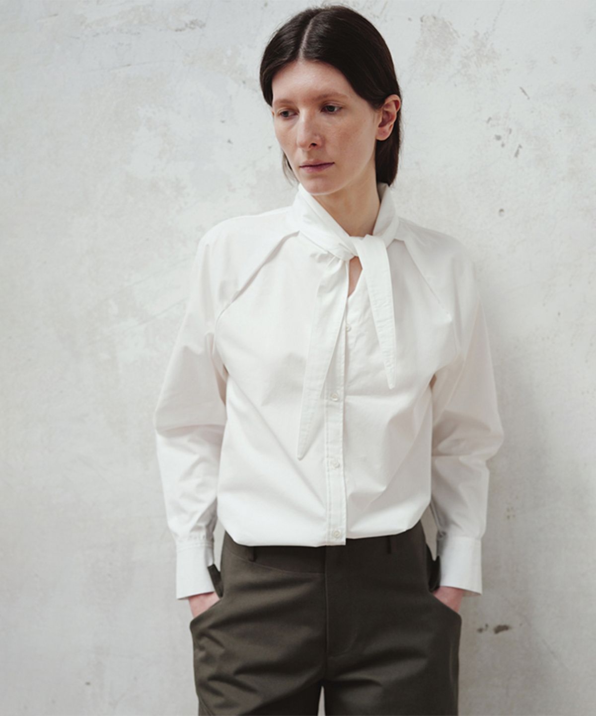 더룸(THELOOM) EXTENDED SCARF-COLLAR RAGLAN SHIRT_WHITE