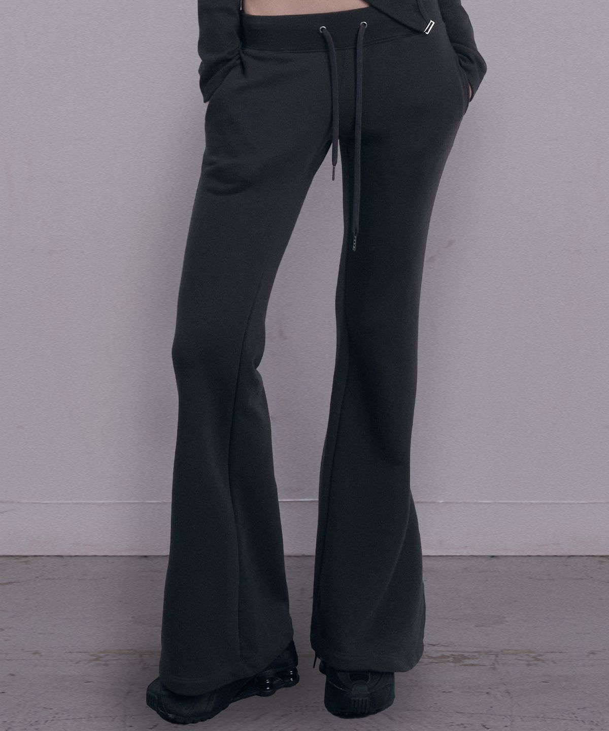 데미오(DAMIO) Contour Low-Rise Flare Pants (Charcoal)