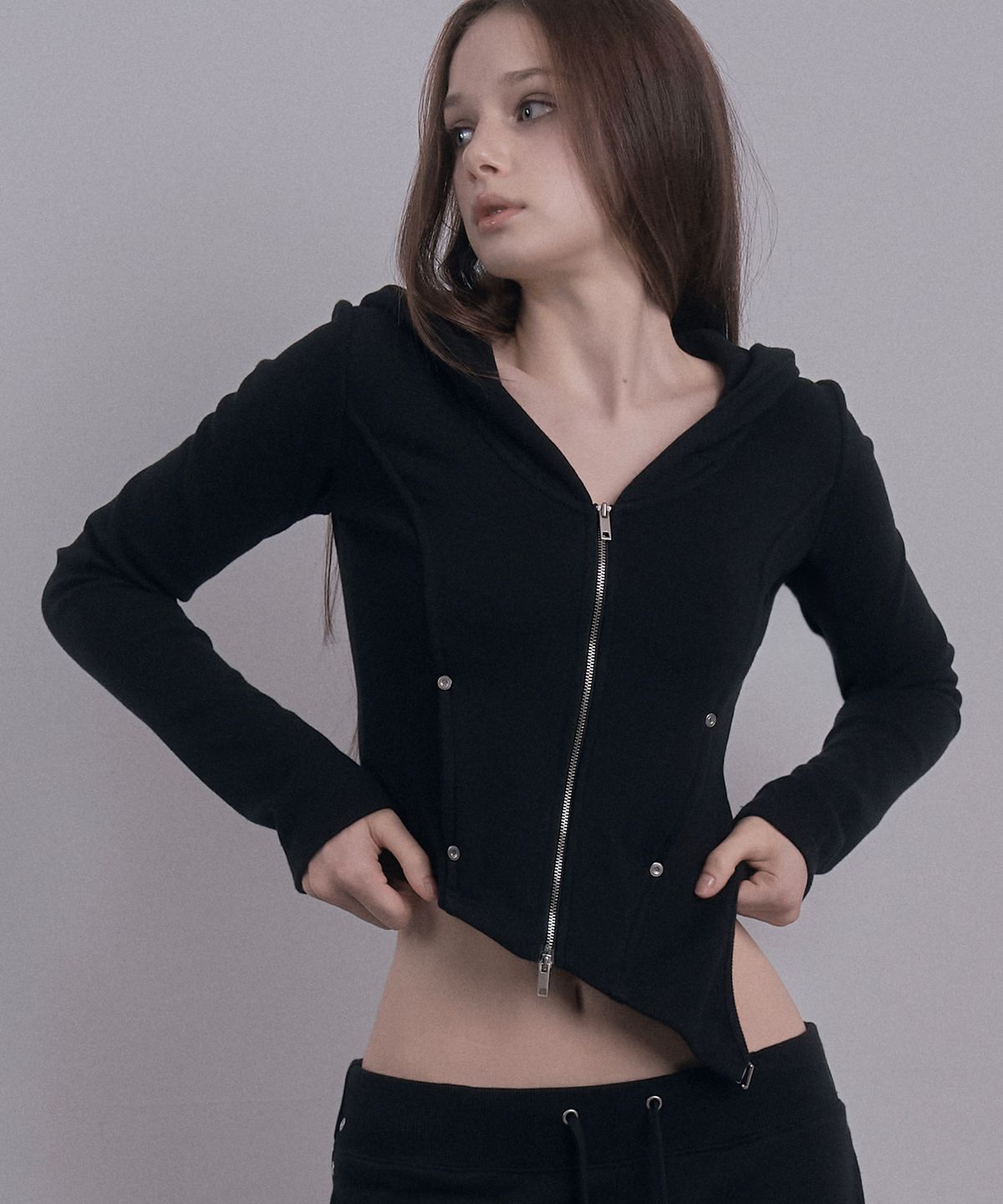 데미오(DAMIO) Contour Fitted Hoodie Zip-Up (Black)
