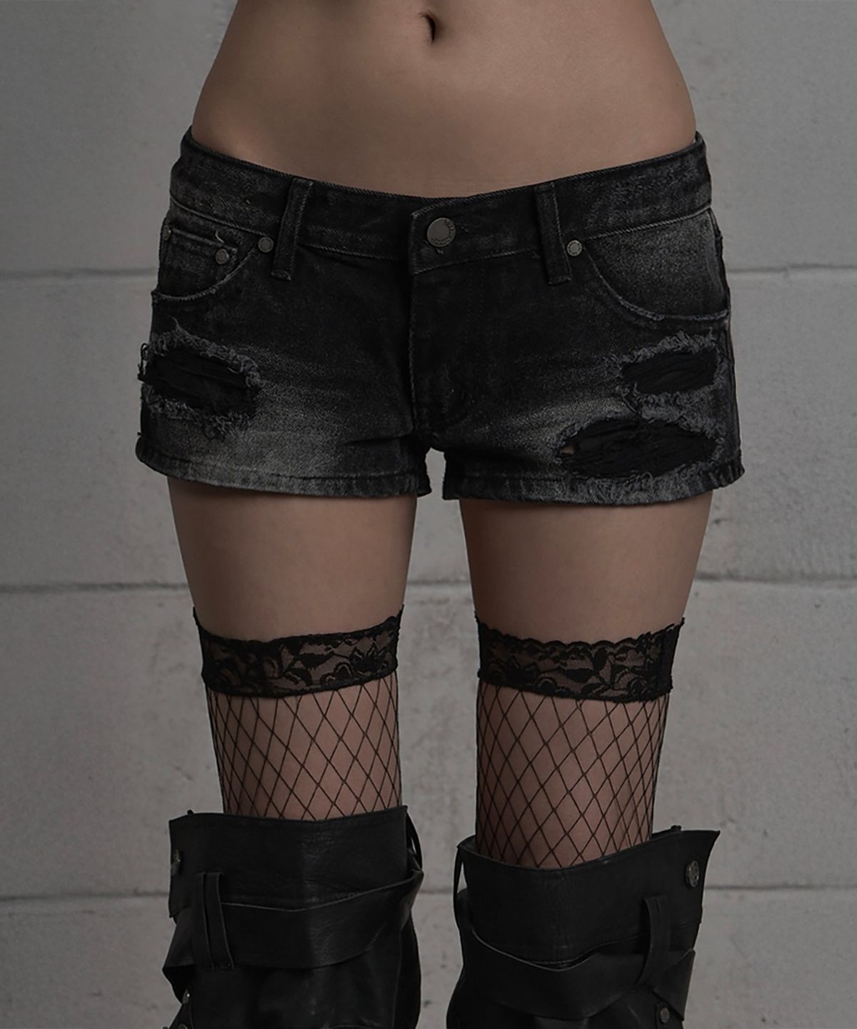 에트오소메(ETRE AU SOMMET) Washed Low Rise Denim Shorts (Black)