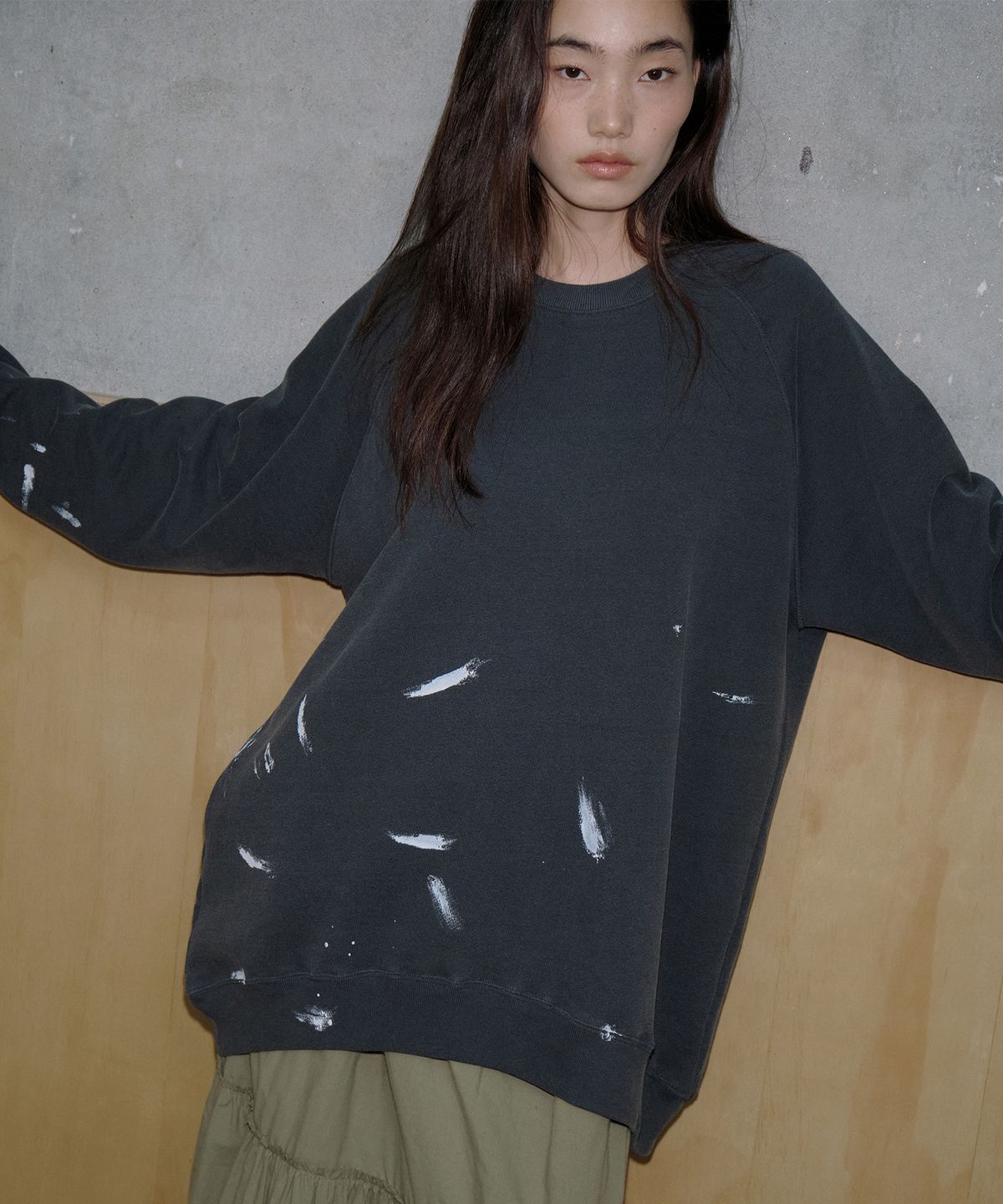 오드캐롤(ODDCAROL) Paint Sweatshirt_Chacoal