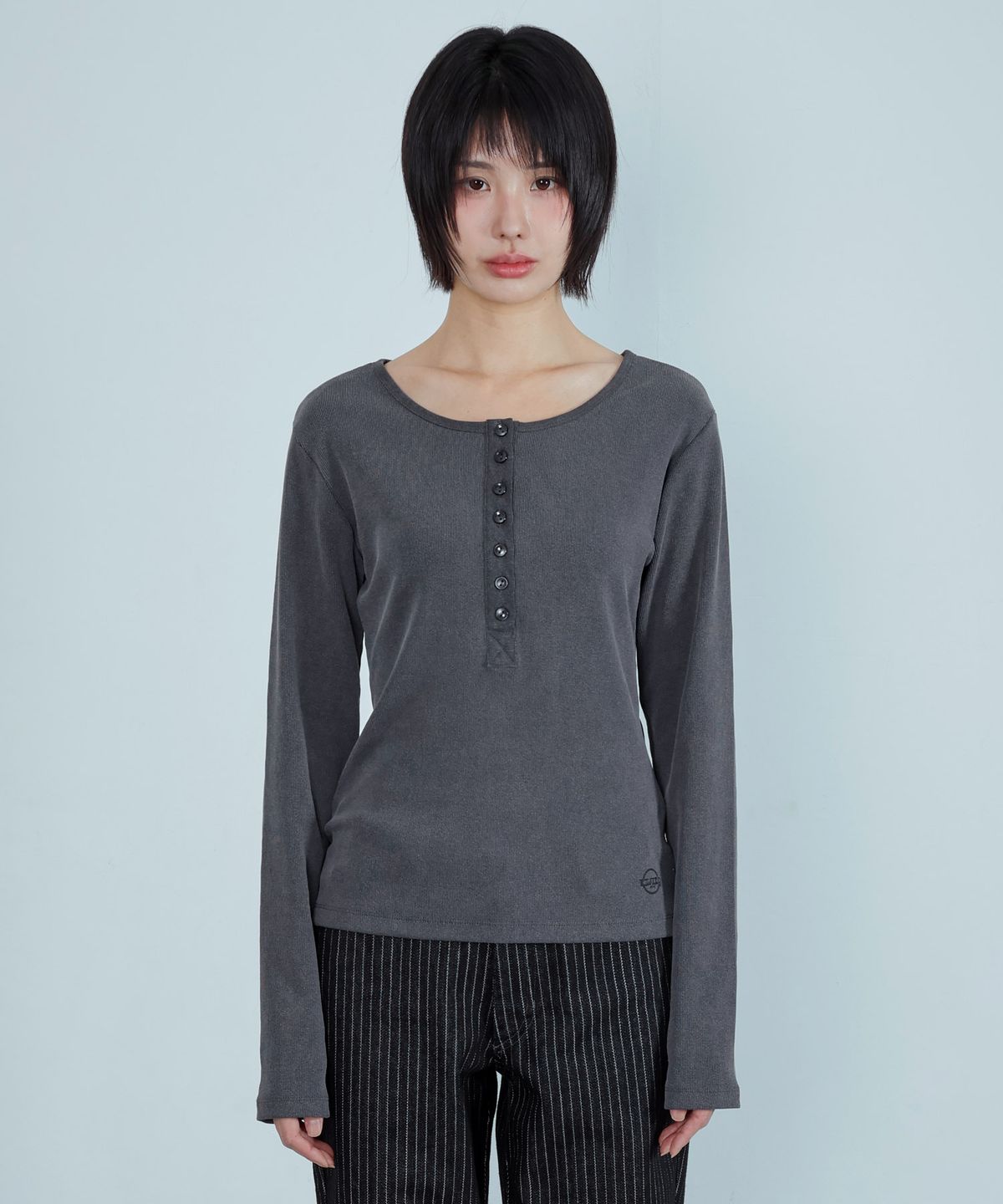 키지코(KIJIKO) ke309. Pigment Henley Neck Tee Charcoal