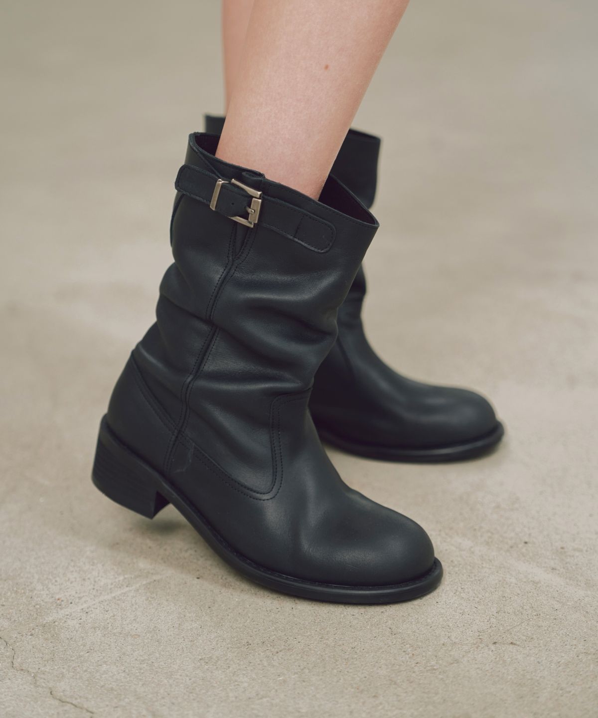 로맨틱무브 우먼(ROMANTIC MOVE WOMAN) 구비 슬라우치 하프 부츠 - 블랙 / R26W104