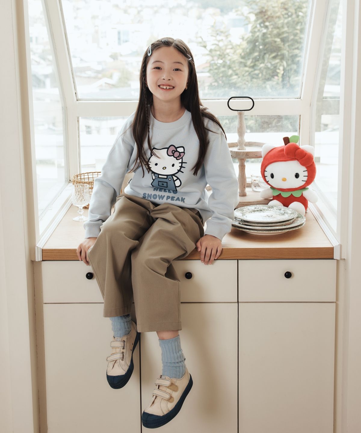스노우피크 어패럴 키즈(SNOWPEAK APPAREL KIDS) [스노우피크 X 헬로키티] 키즈 약기모 맨투맨 (S26WKFHT88) Light Blue