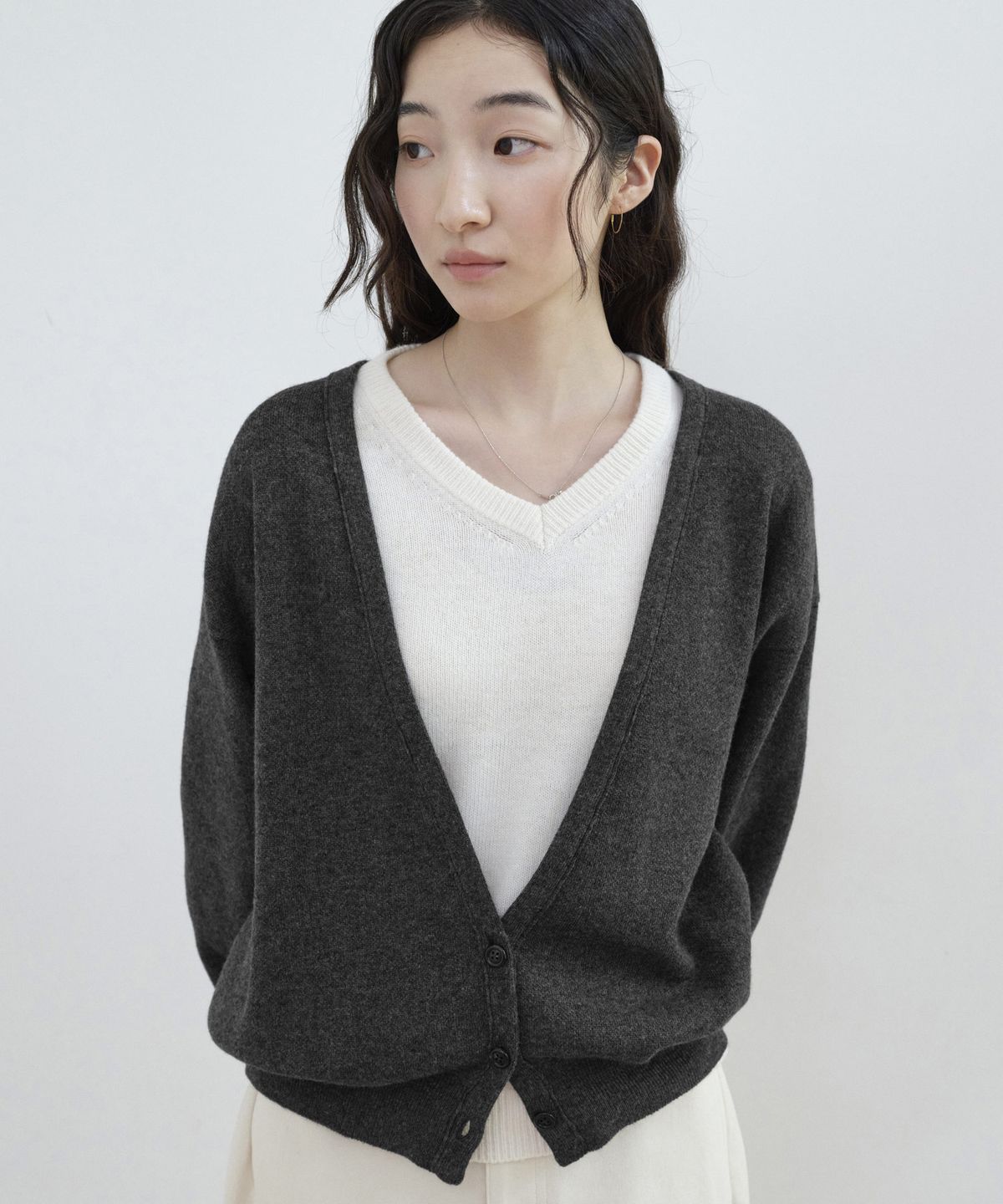 스텝어라운드(STEP AROUND) Superfine Wool Deep V-Neck Cardigan_CHARCOAL