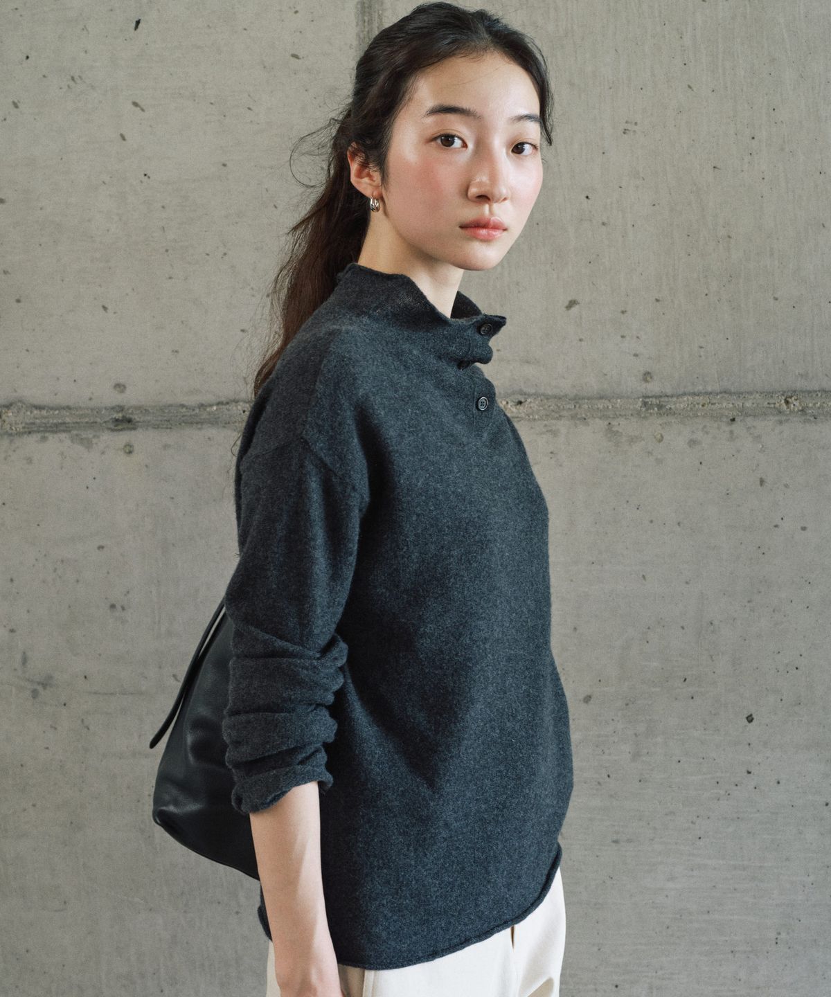 스텝어라운드(STEP AROUND) Reversible Button High Neck Knit_CHARCOAL