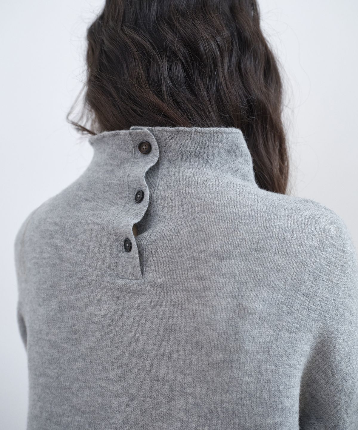 스텝어라운드(STEP AROUND) Reversible Button High Neck Knit_GREY