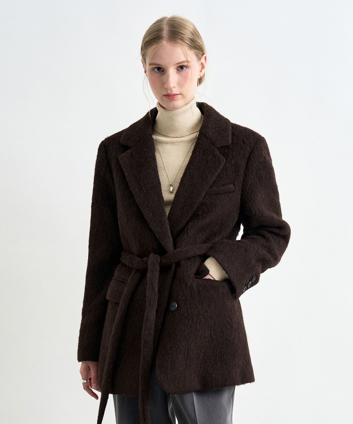 커스텀어클락 우먼(COSTUMEOCLOCK WOMAN) 헤어리 벨티드 블레이저 코트 브라운 COWCT004BROWN