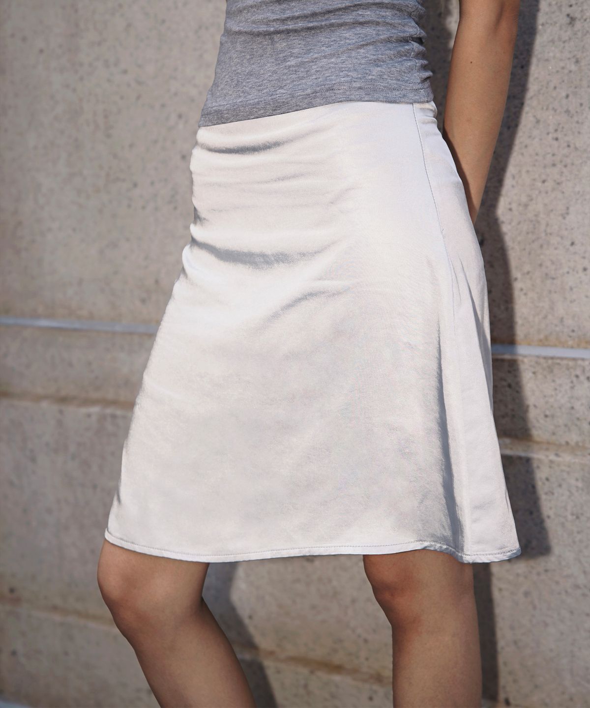 버진키스(VIRGINKISS) Glaze satin midi skirt - SILVER