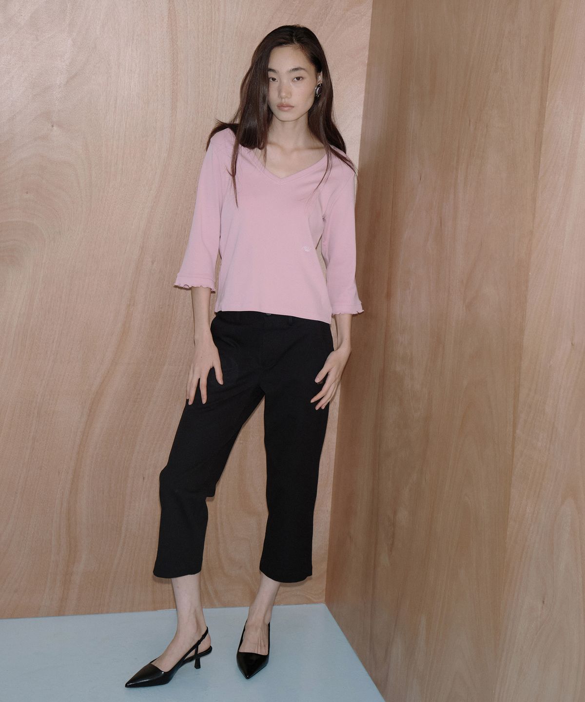 오드캐롤(ODDCAROL) Wavy V-neck T_Pink