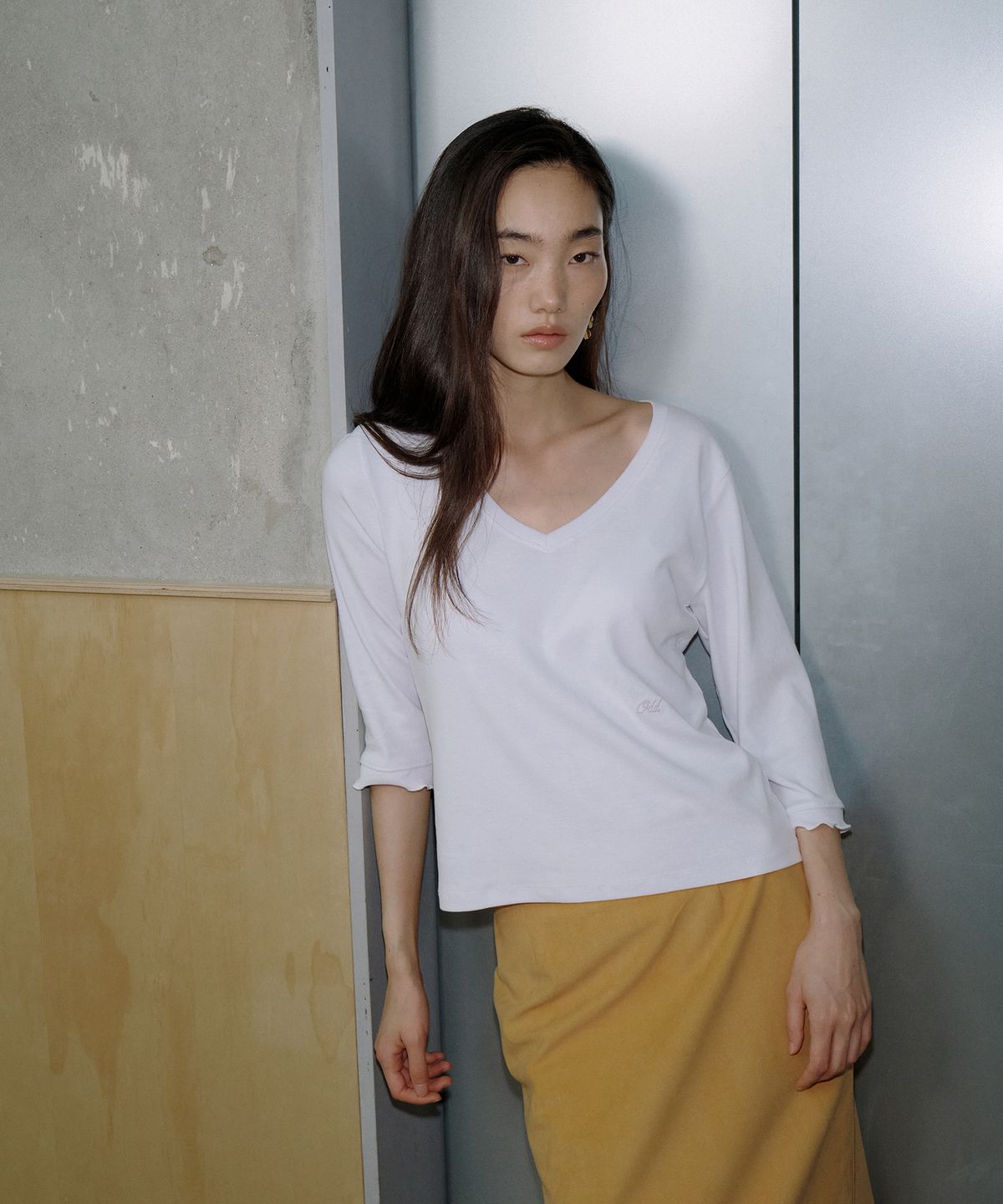 오드캐롤(ODDCAROL) Wavy V-neck T_White