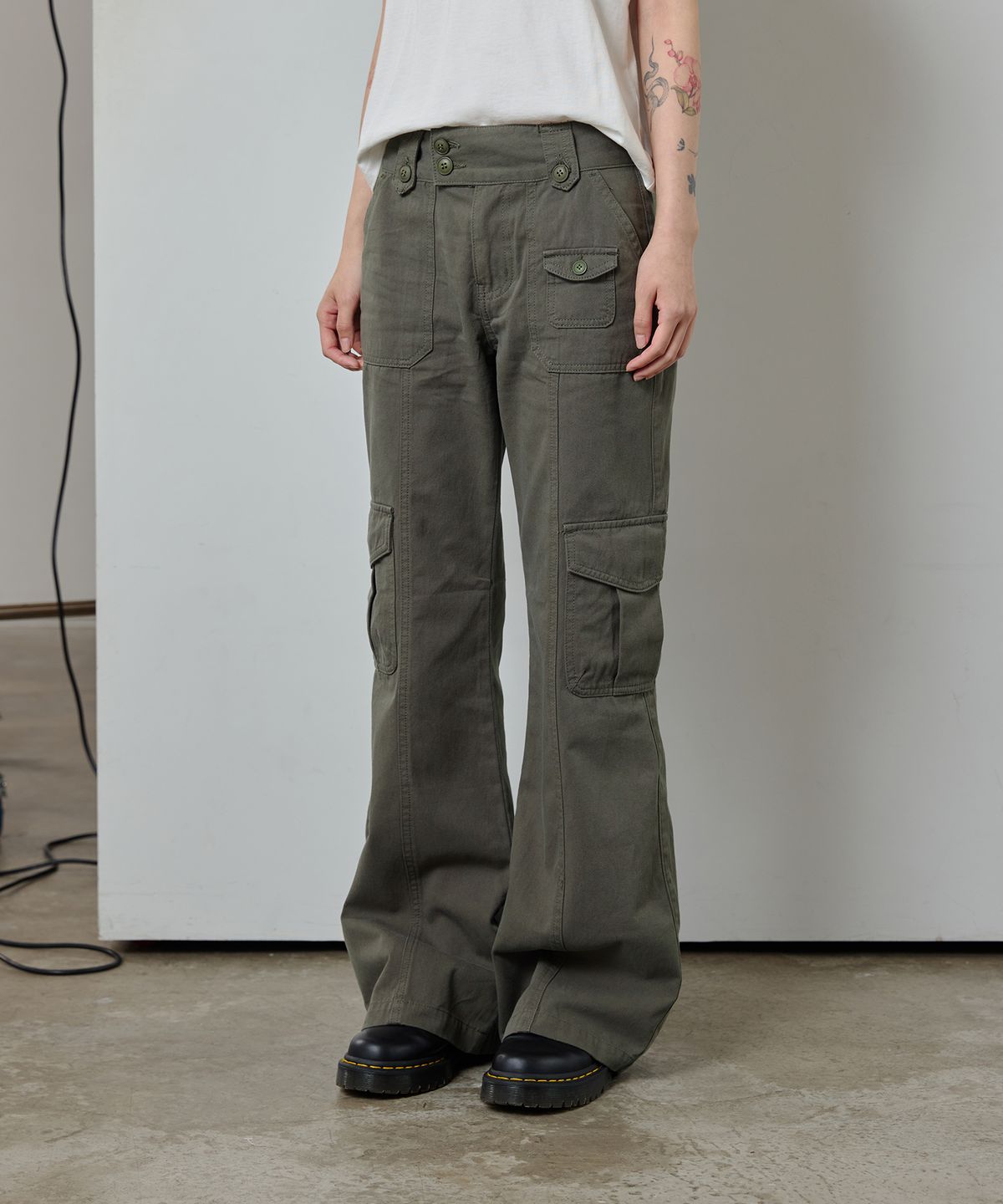 오드스튜디오(ODDSTUDIO) 멀티 포켓 카고 부츠컷 팬츠 - GRAYISH KHAKI